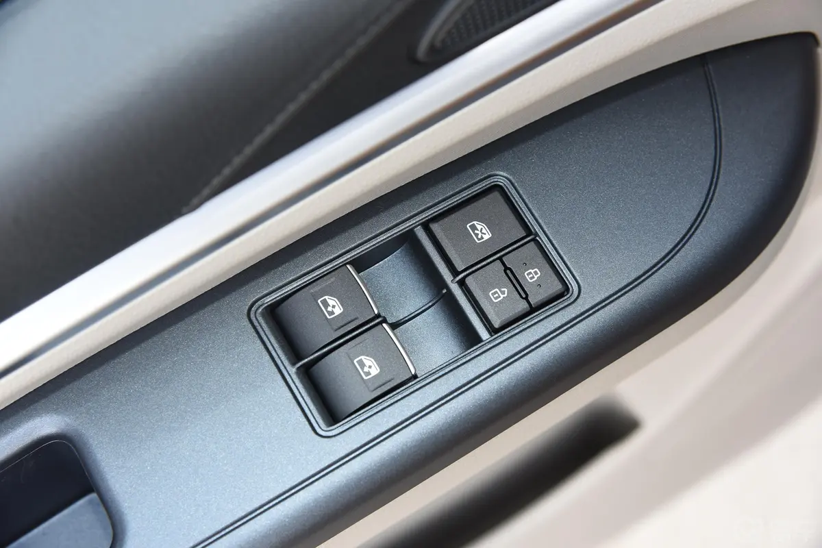 菱智M5 1.6L 手动 20周年纪念版车窗调节整体