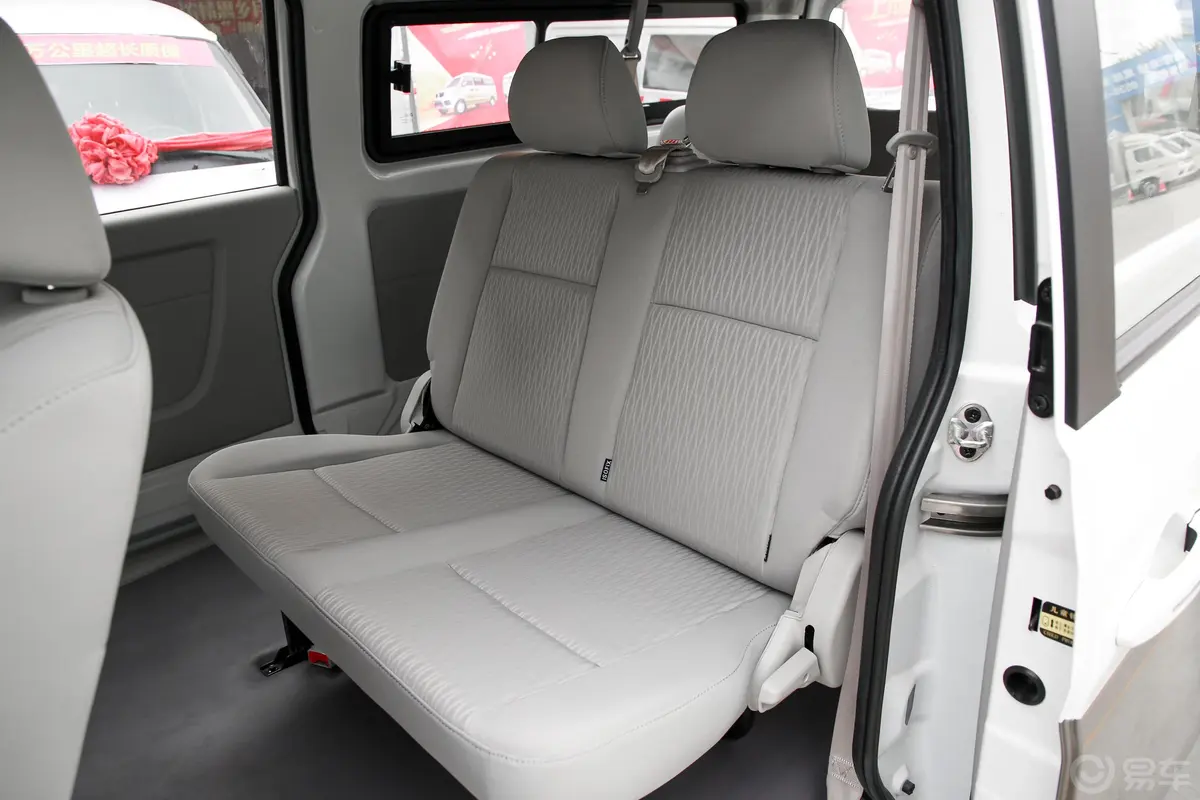 新海狮S客车 1.6L 手动 财富版 7座 国VI后排座椅