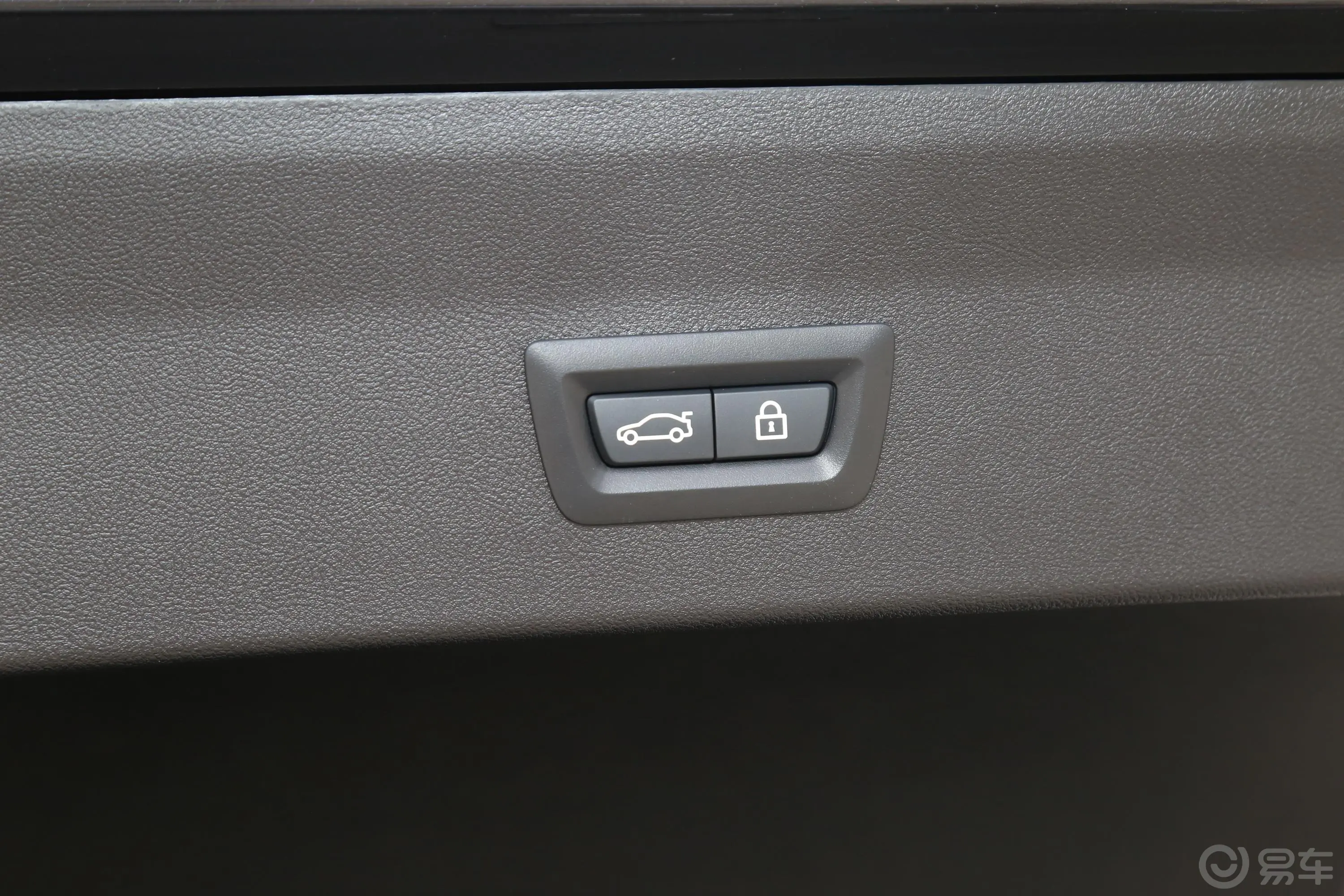 宝马X4xDrive 25i M运动曜夜套装电动尾门按键（手动扶手）
