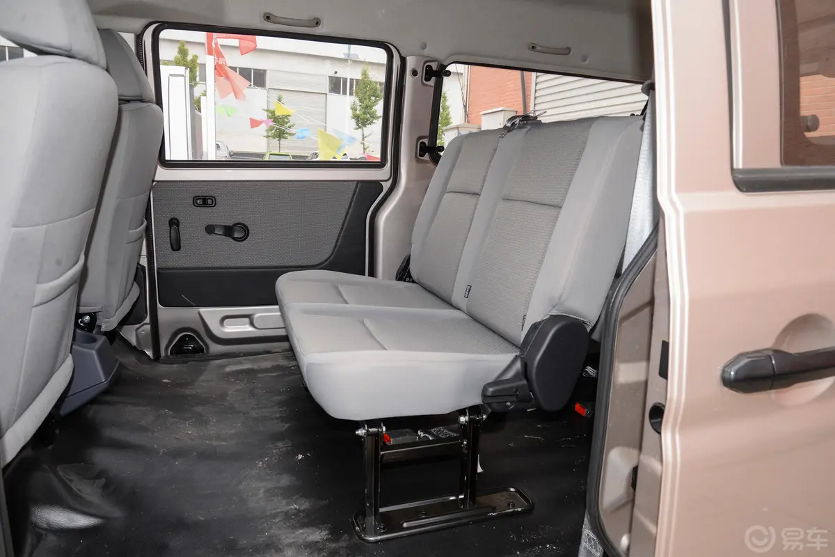 金杯小海狮X30客车 1.5L 手动 标准无空调版 5/6/7座 国VI后排座椅