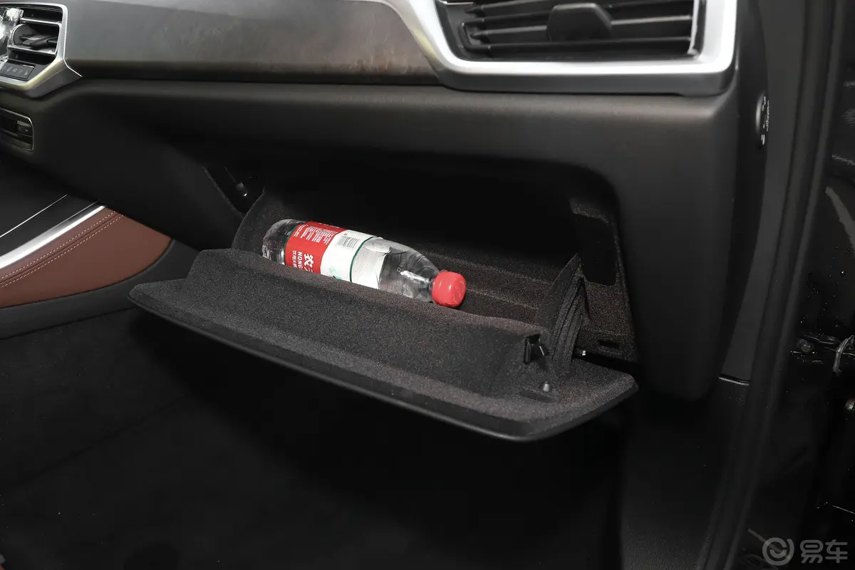 宝马X5(进口)xDrive30i M运动套装手套箱空间水瓶横置