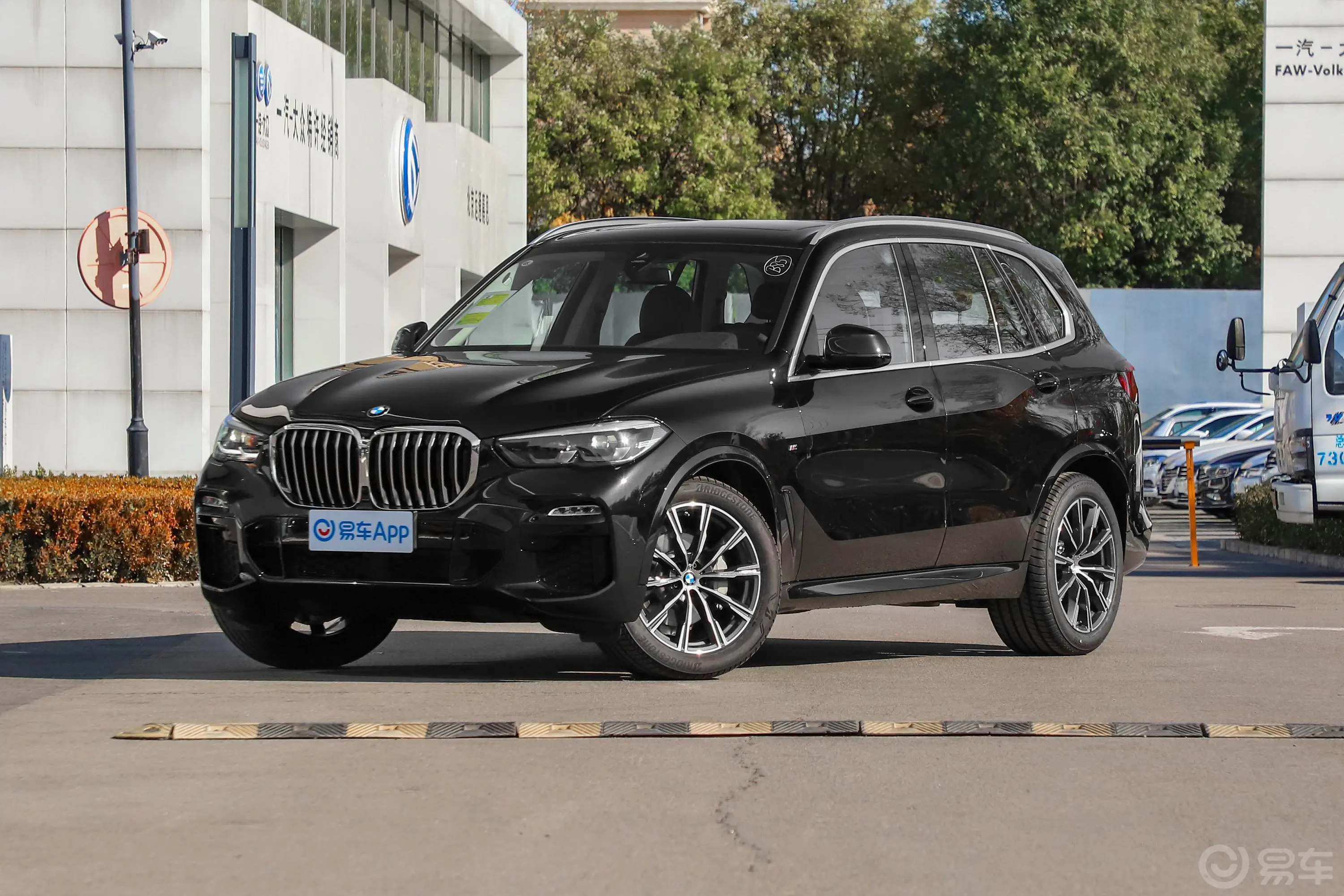 宝马X5(进口)xDrive30i M运动套装侧前45度车头向左水平