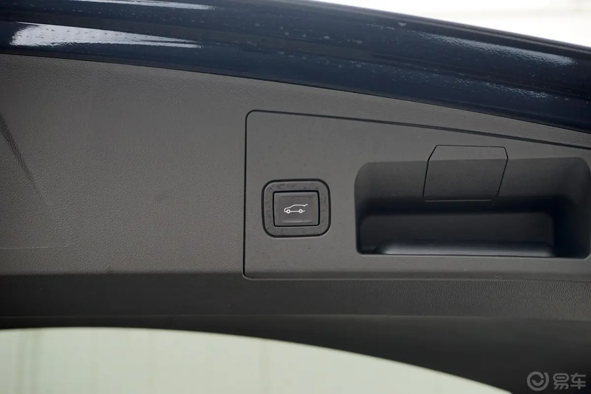 凯迪拉克XT528T 两驱 豪华型电动尾门按键（手动扶手）