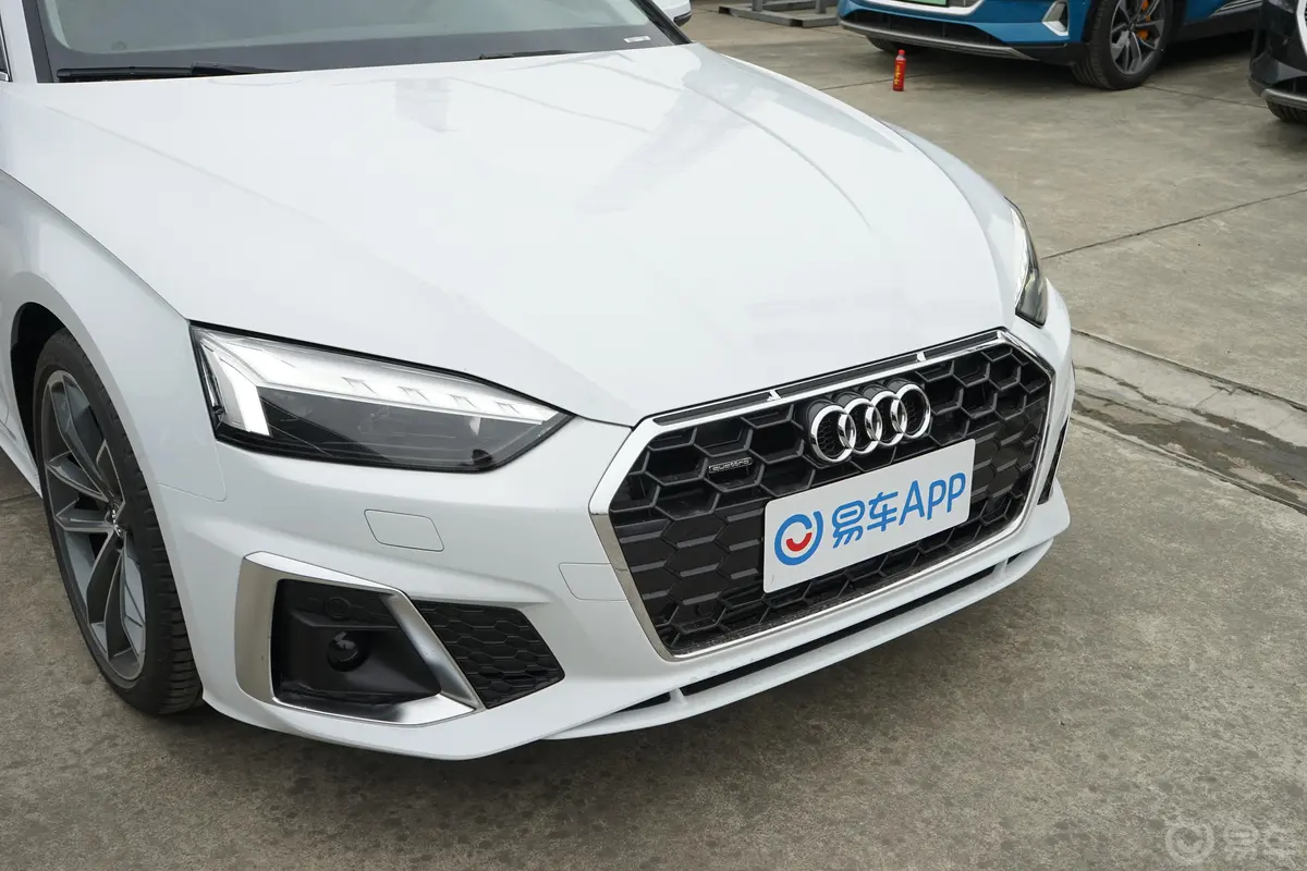 奥迪A5Sportback 45TFSI quattro 臻选动感型前格栅侧俯拍