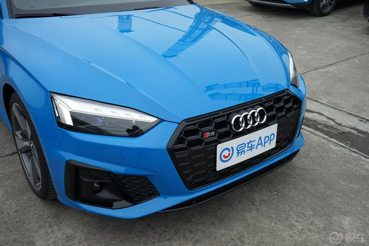 奥迪S53.0T Sportback前格栅侧俯拍