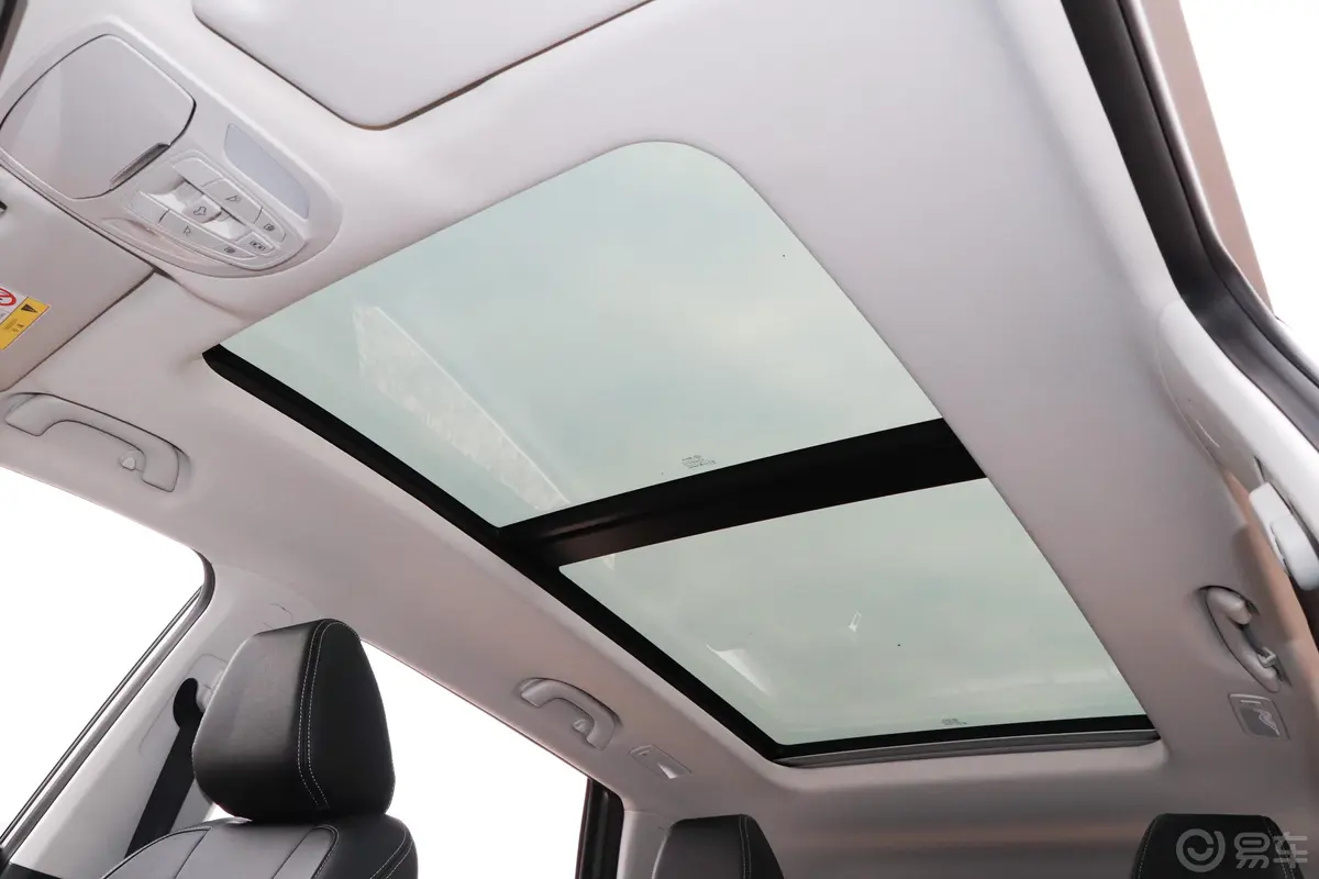 宝骏530全球车周年纪念版 1.5T CVT 尊贵互联型 6座天窗内拍关闭