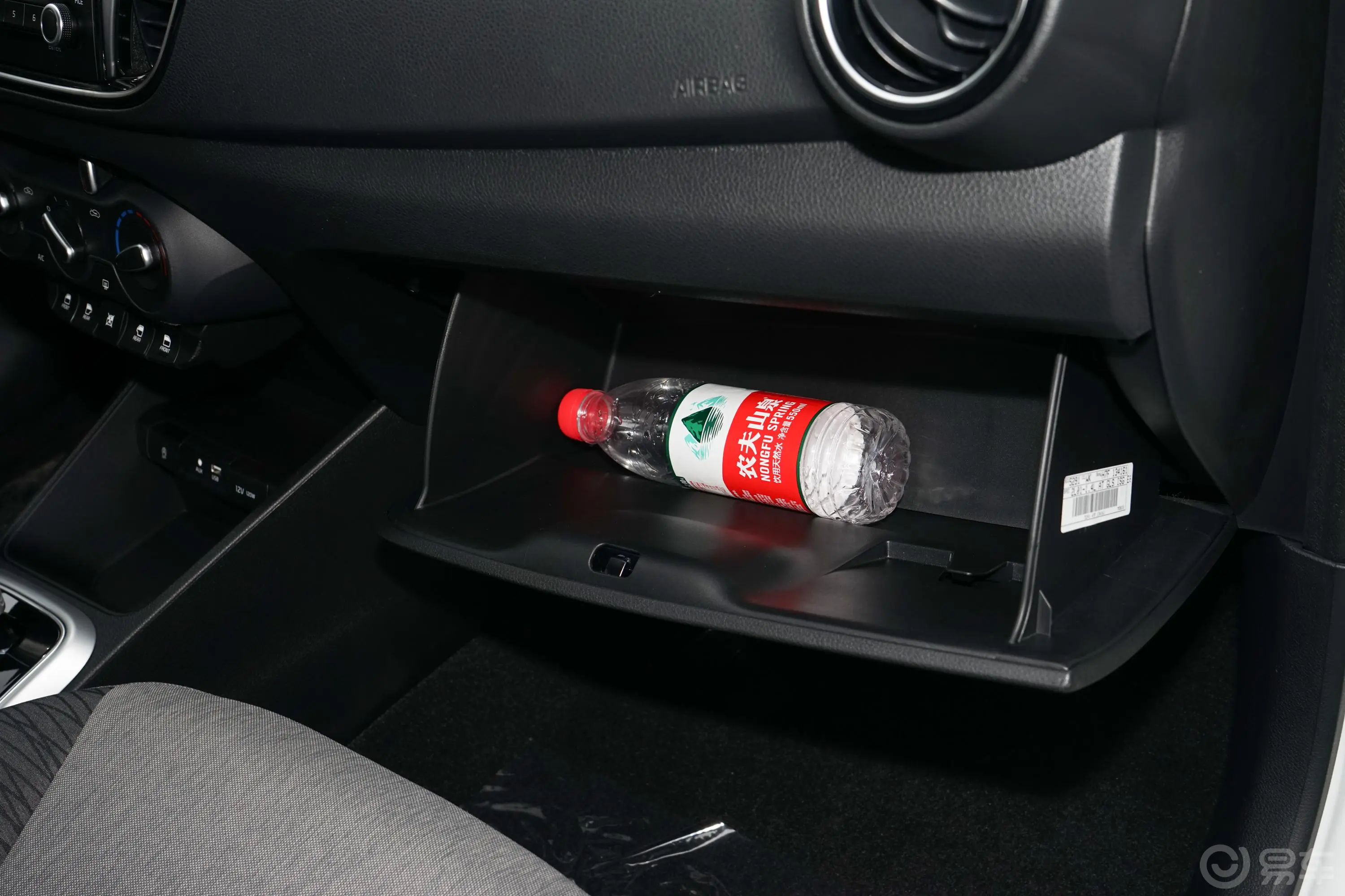 焕驰改款 1.4L 自动 舒适天窗版手套箱空间水瓶横置