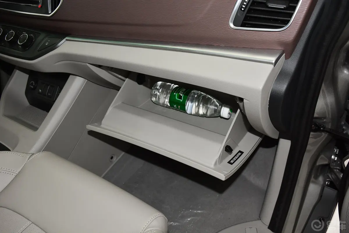 菱智M5 EV豪华型 7座手套箱空间水瓶横置