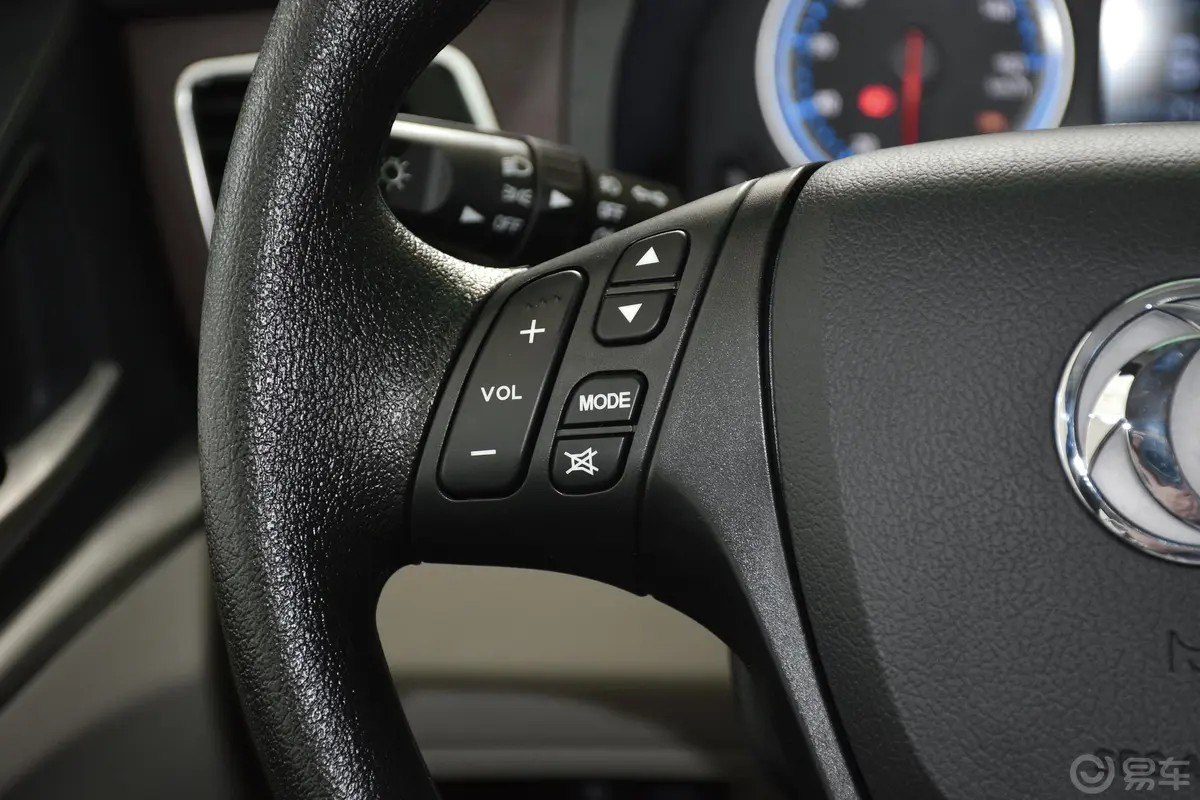 菱智M5 EV豪华型 7座左侧方向盘功能按键