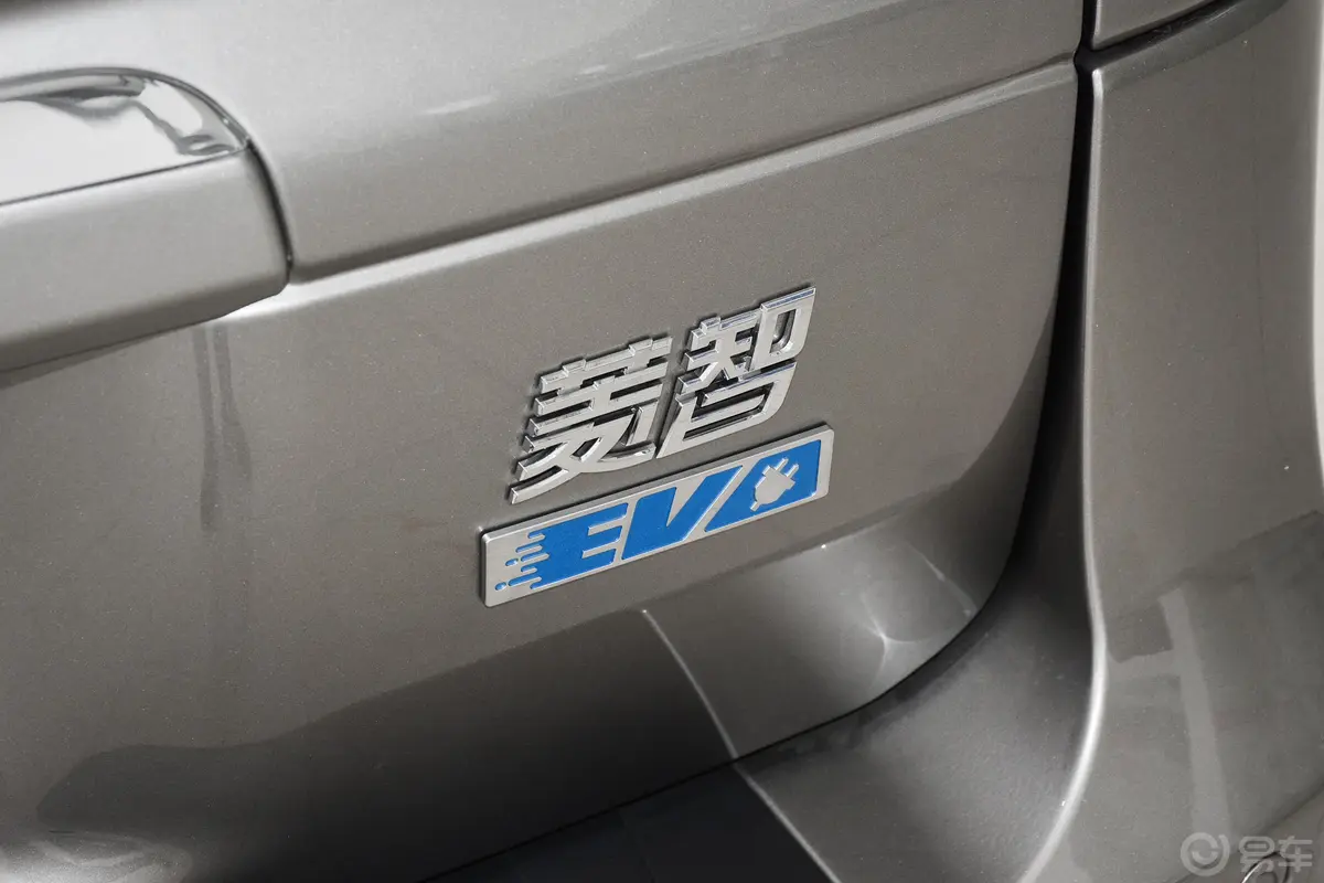 菱智M5 EV豪华型 7座外观