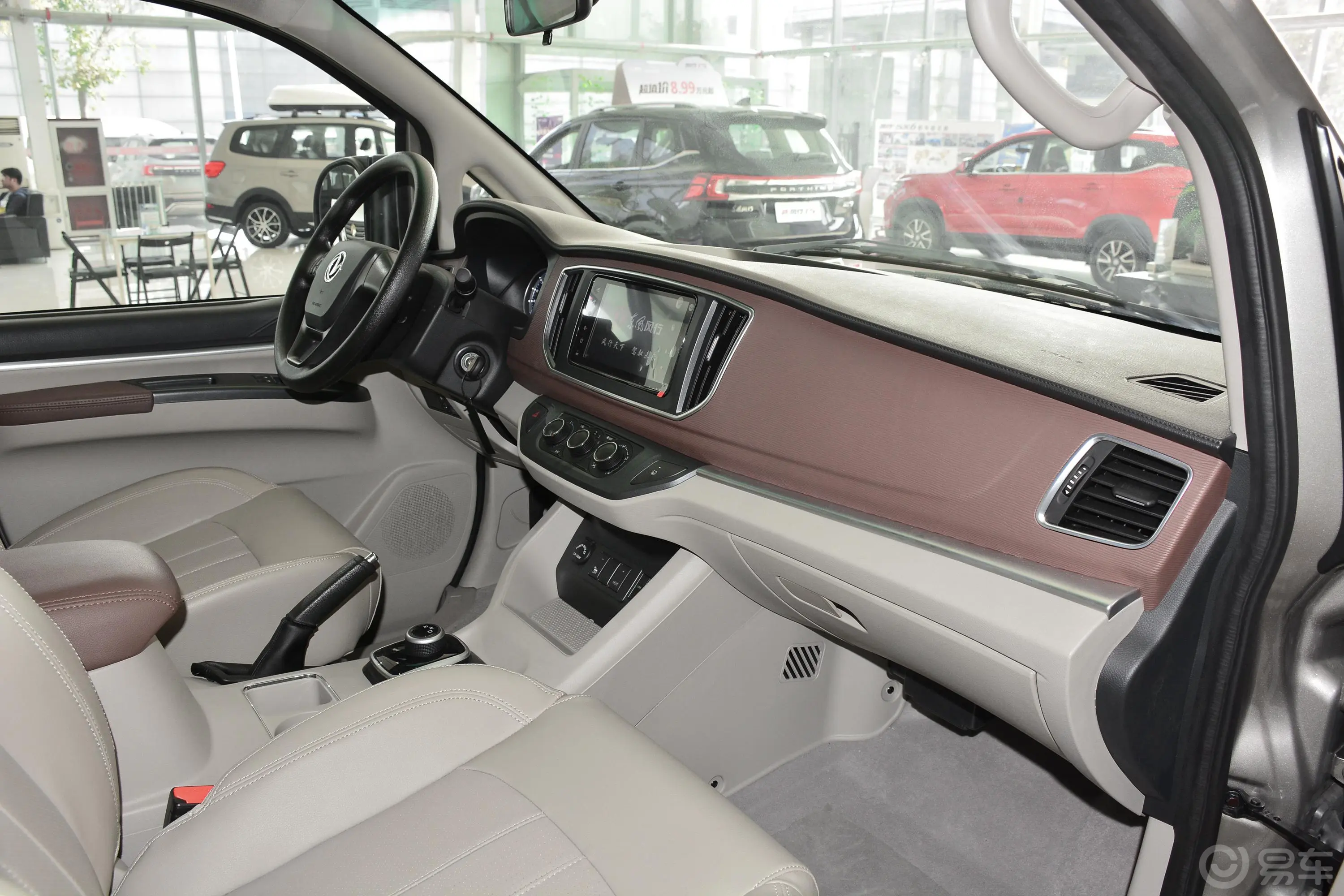 菱智M5 EV豪华型 7座内饰全景副驾驶员方向