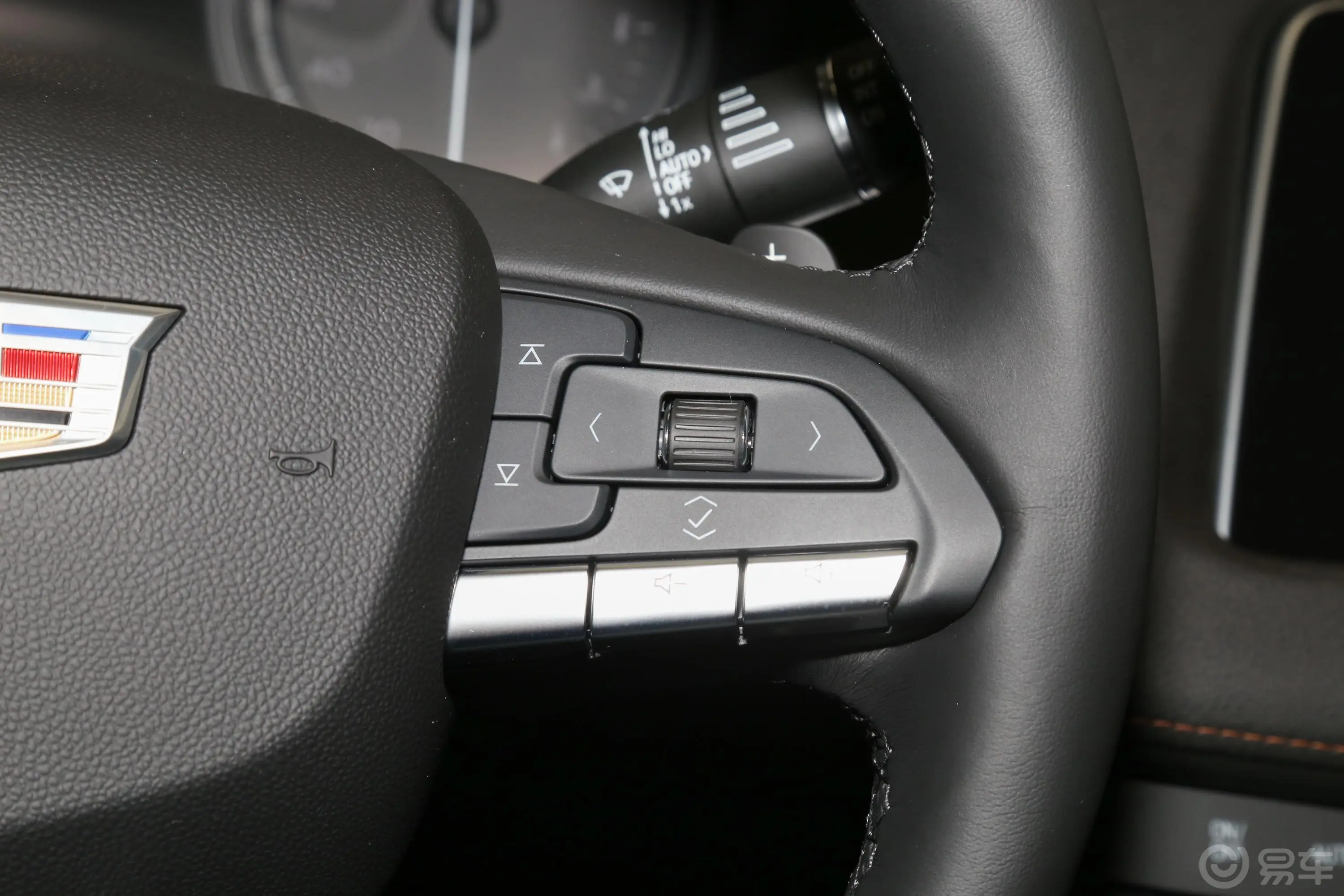 凯迪拉克XT428T 四驱 铂金版右侧方向盘功能按键
