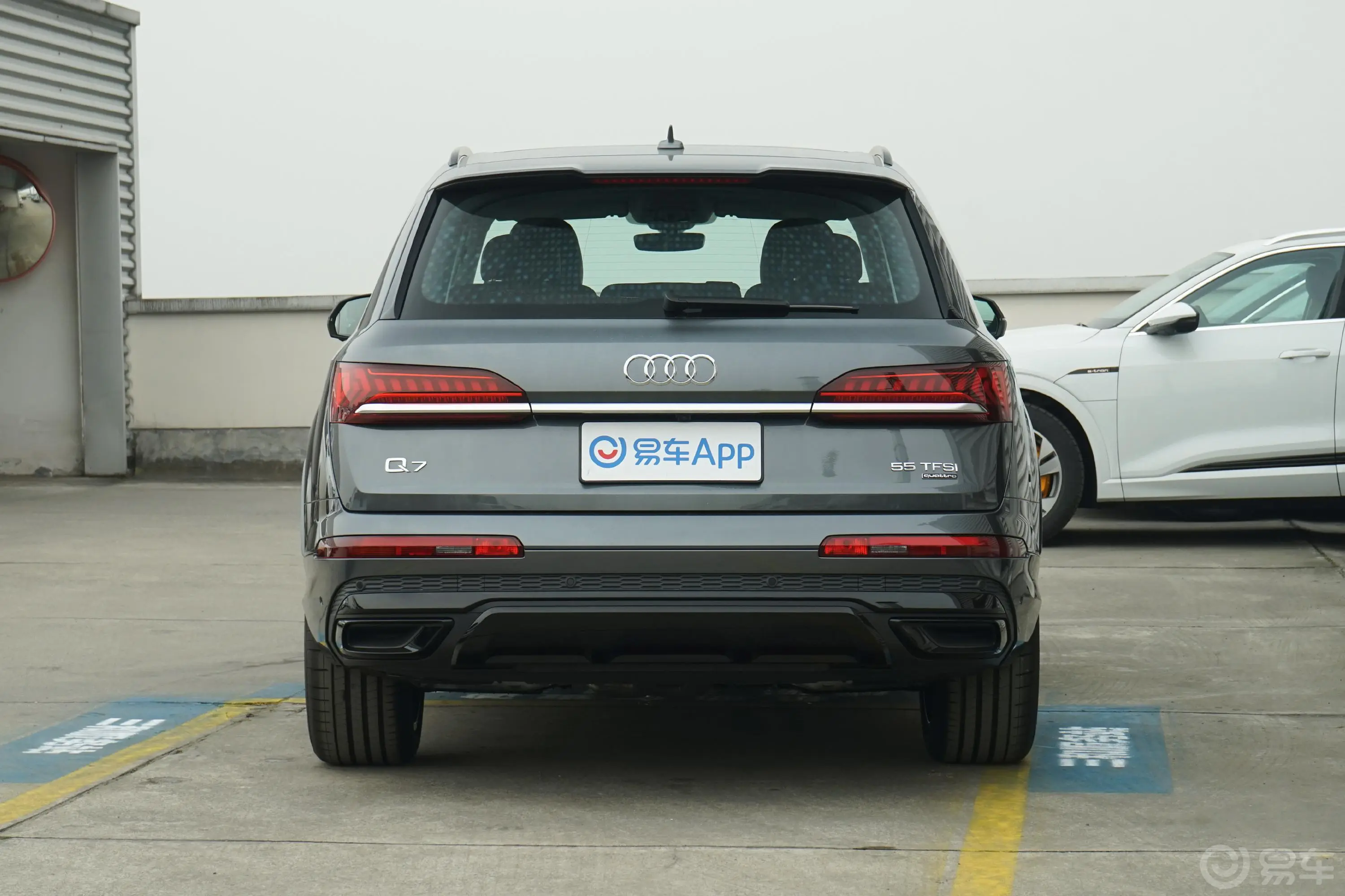 奥迪Q755 TFSI quattro S line 尊贵型正后水平