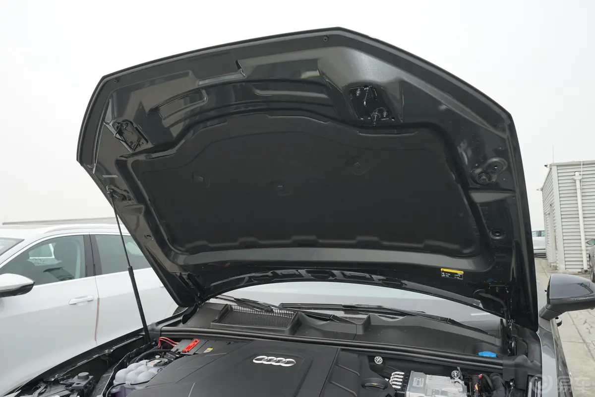 奥迪Q755 TFSI quattro S line 尊贵型发动机舱盖内侧