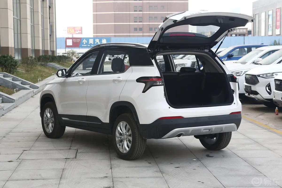 宝骏5101.5L CVT 乐享型后备厢开启45度侧拍