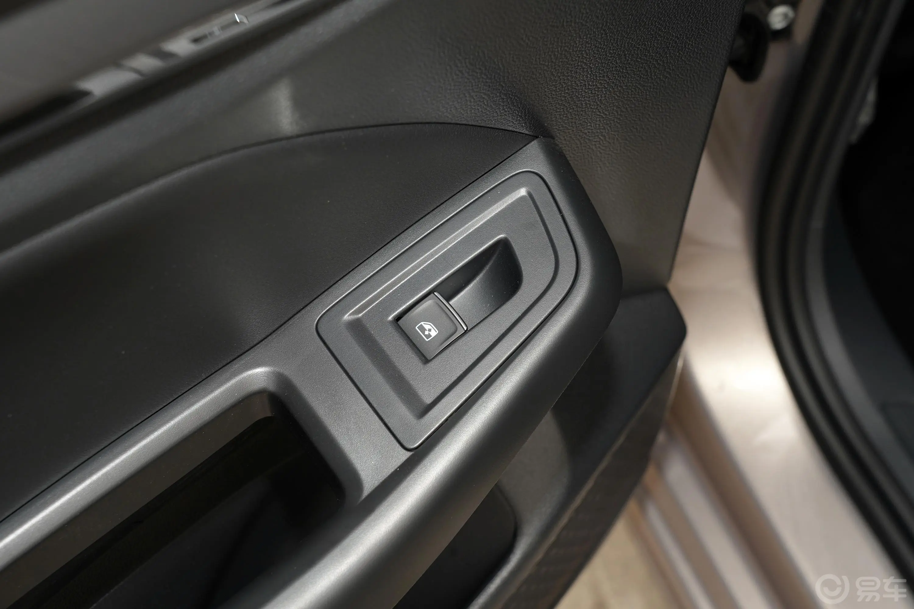 宝来1.5L 自动舒适智联版后车窗调节