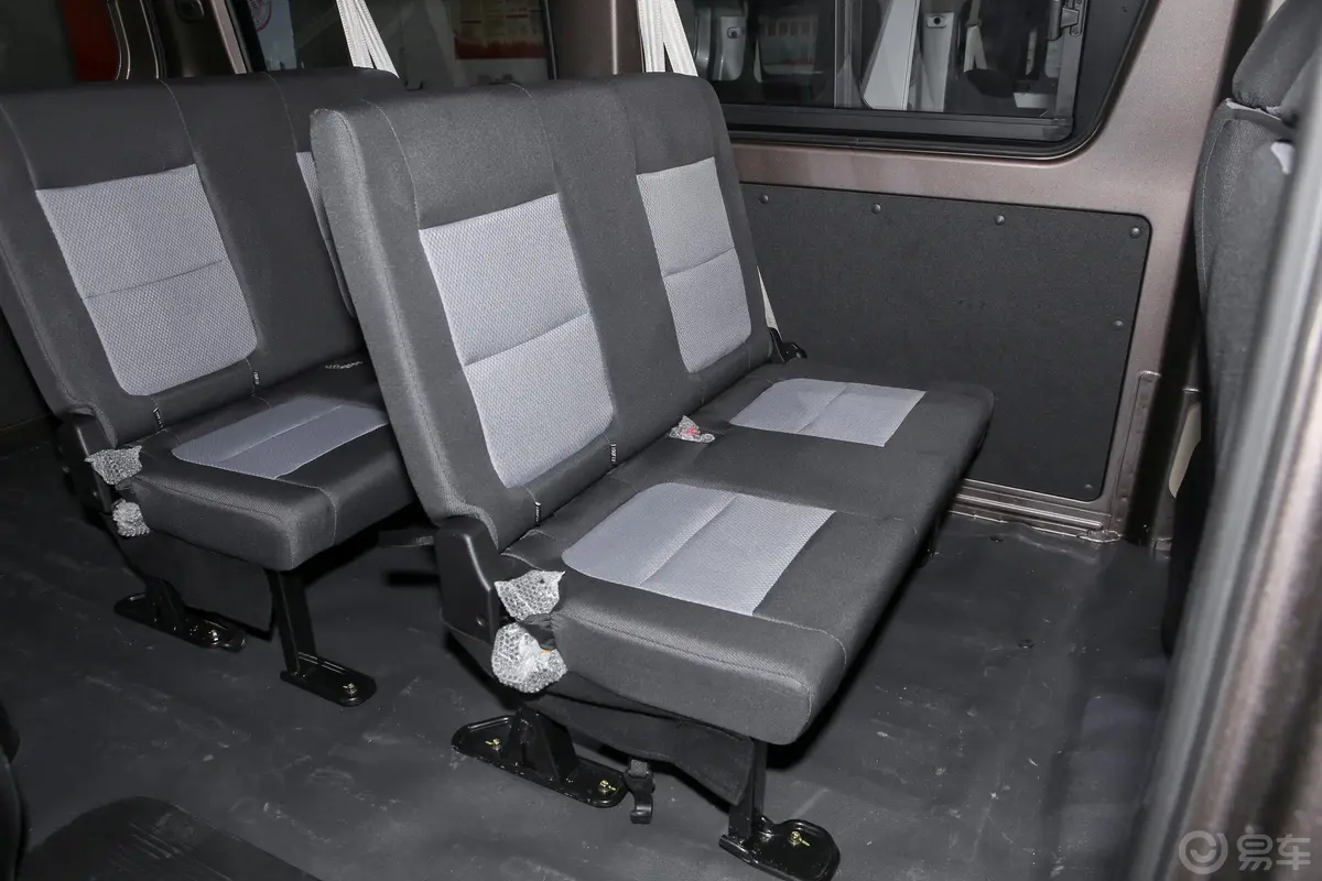 睿行M601.6L 手动 标准型CNG 6座 国VI后排座椅