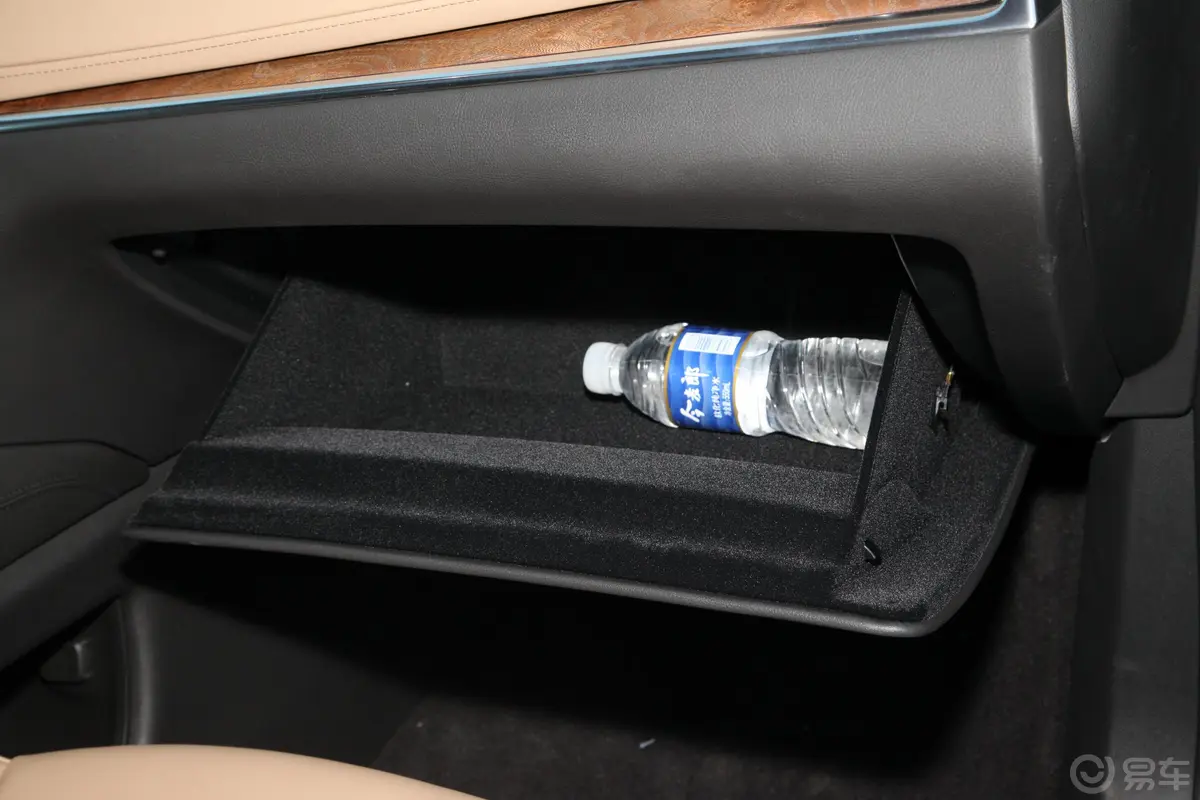 凯迪拉克XT528T 四驱 铂金运动版手套箱空间水瓶横置