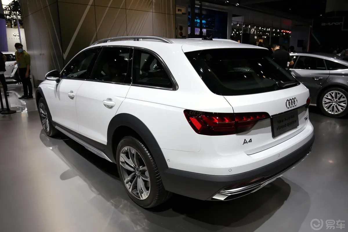 奥迪A4(进口)45TFSI allroad quattro 探索家版侧后45度车头向右水平