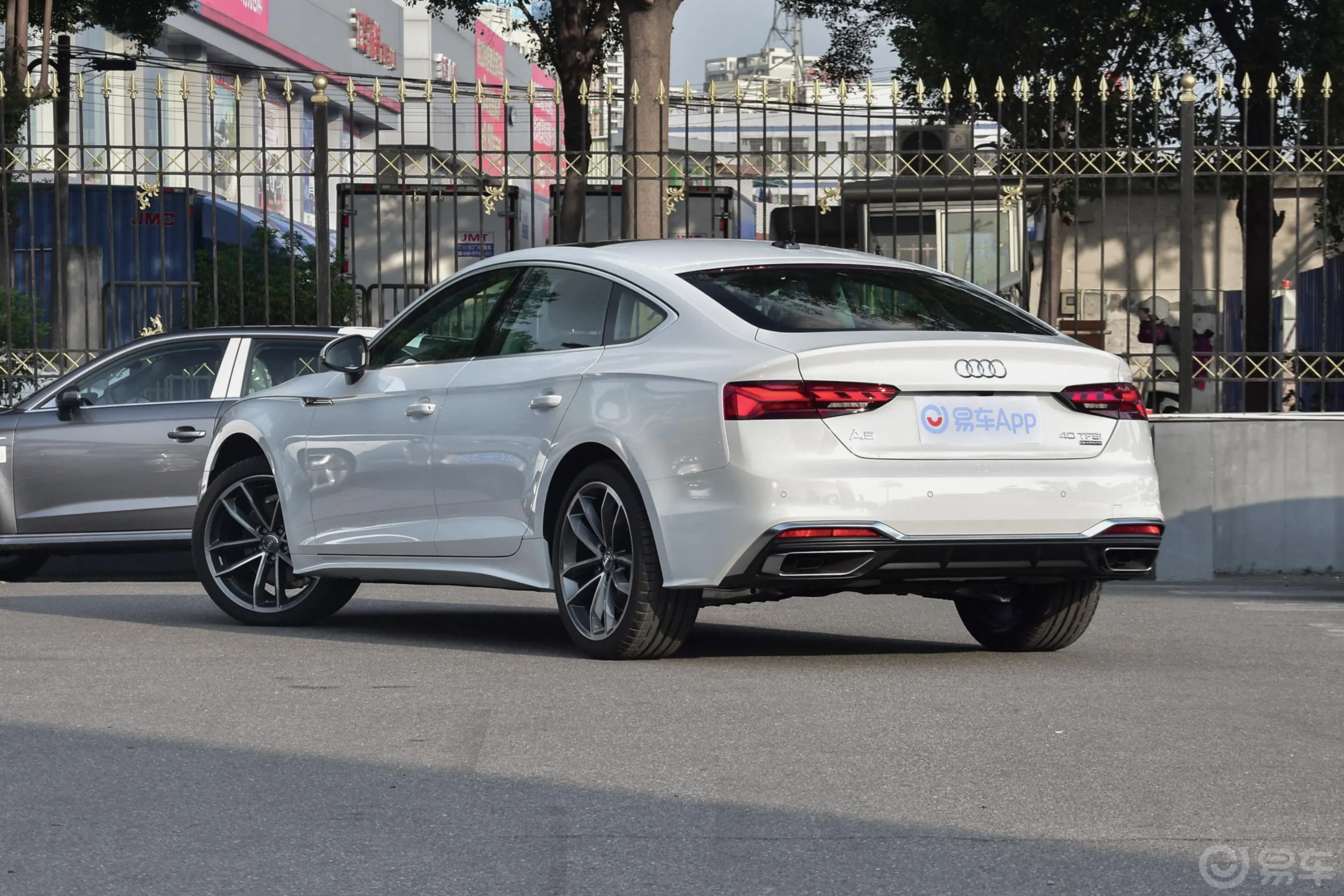 奥迪A5Sportback 40 TFSI quattro 豪华动感型侧后45度车头向左水平