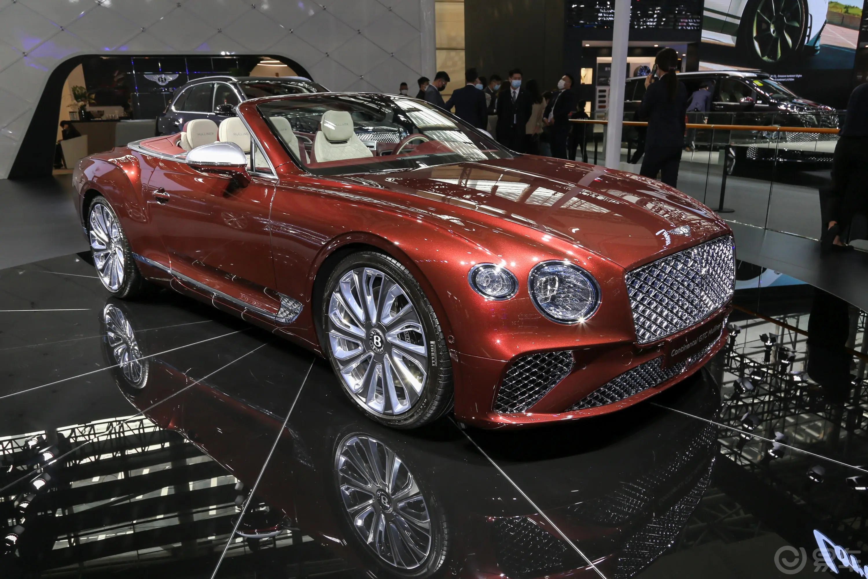 欧陆GT 6.0T W12 Mulliner 敞篷版侧前45度车头向右水平