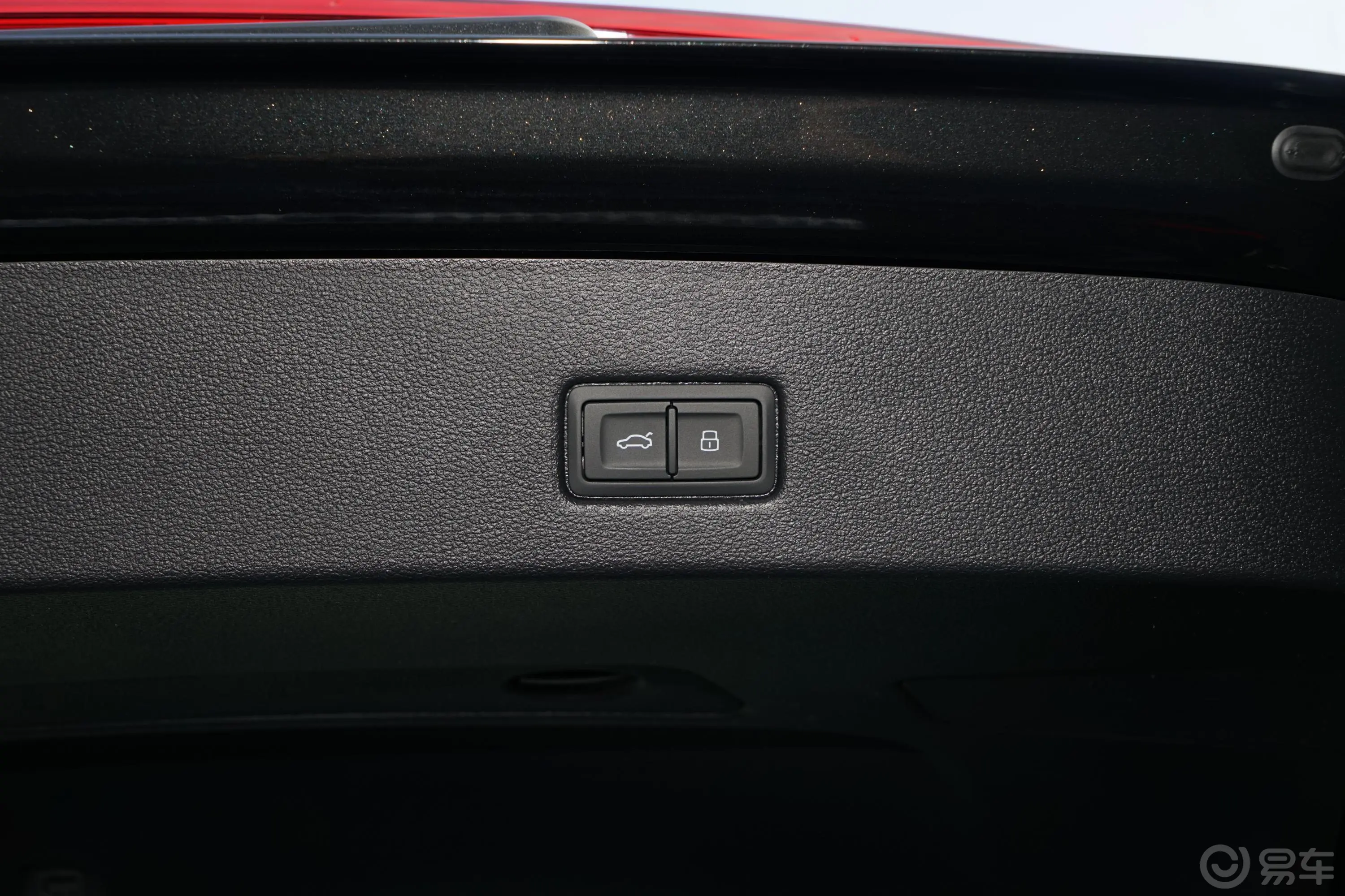 奥迪A740 TFSI 豪华型电动尾门按键（手动扶手）
