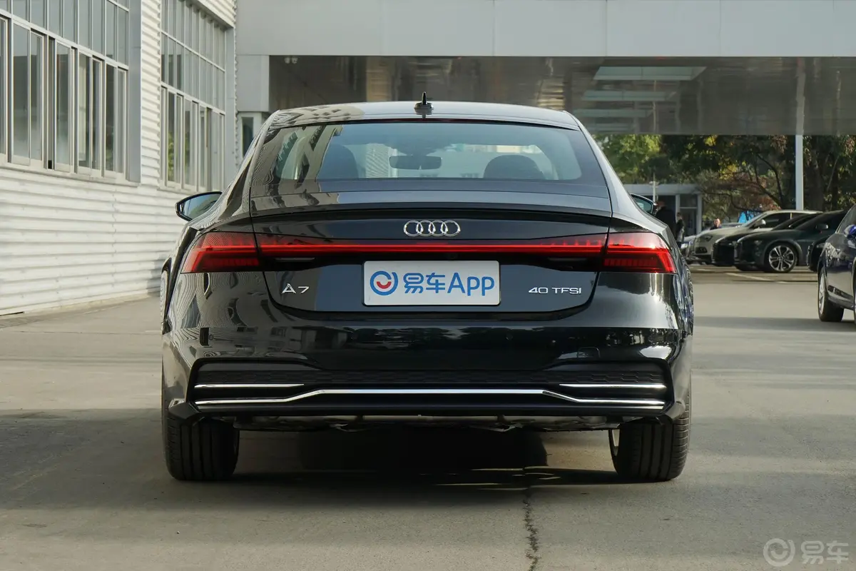 奥迪A740 TFSI 豪华型正后水平