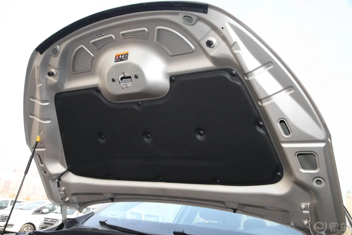 帝豪GLUP 1.4T CVT 领尊型发动机舱盖内侧
