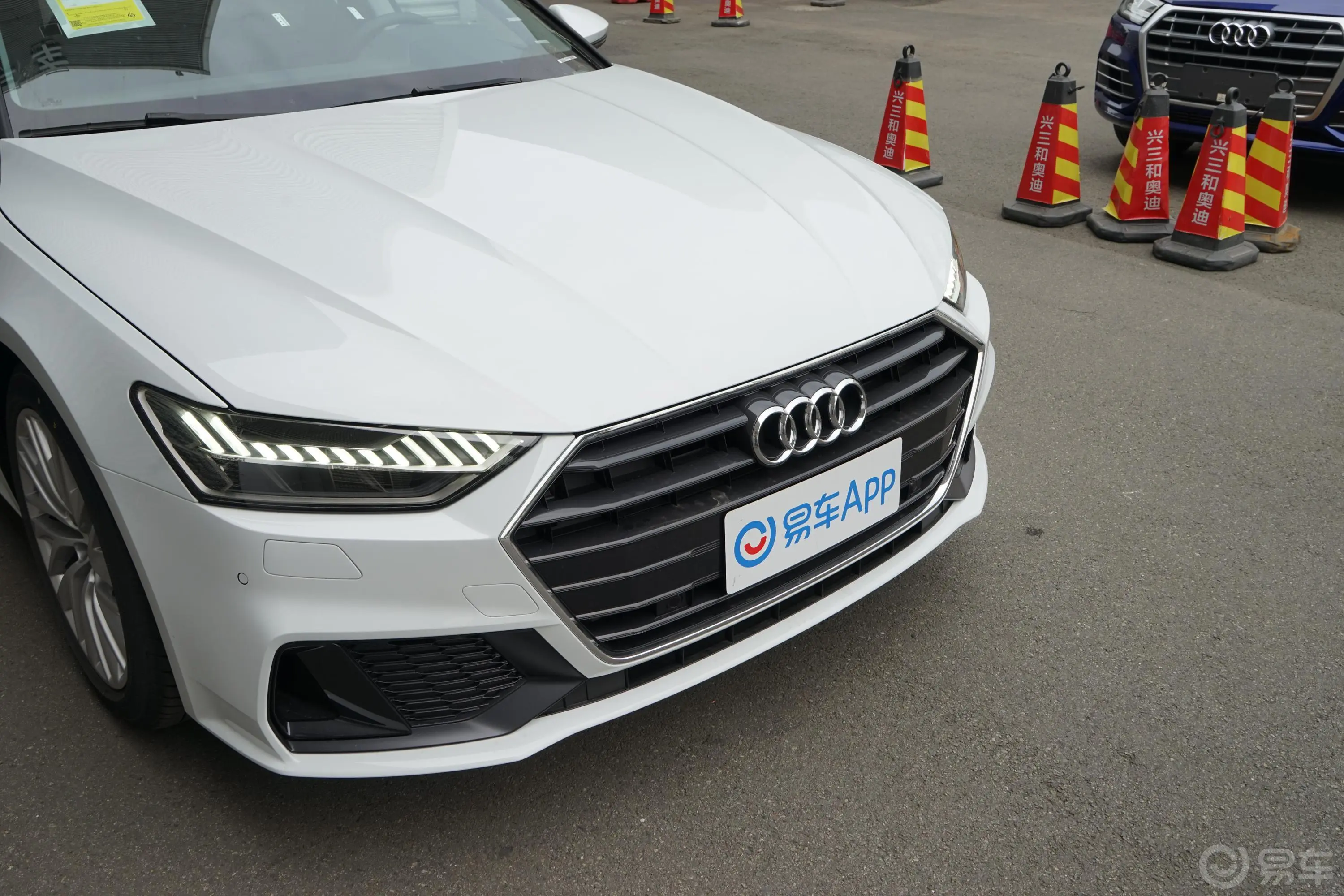 奥迪A745 TFSI 臻选型前格栅侧俯拍