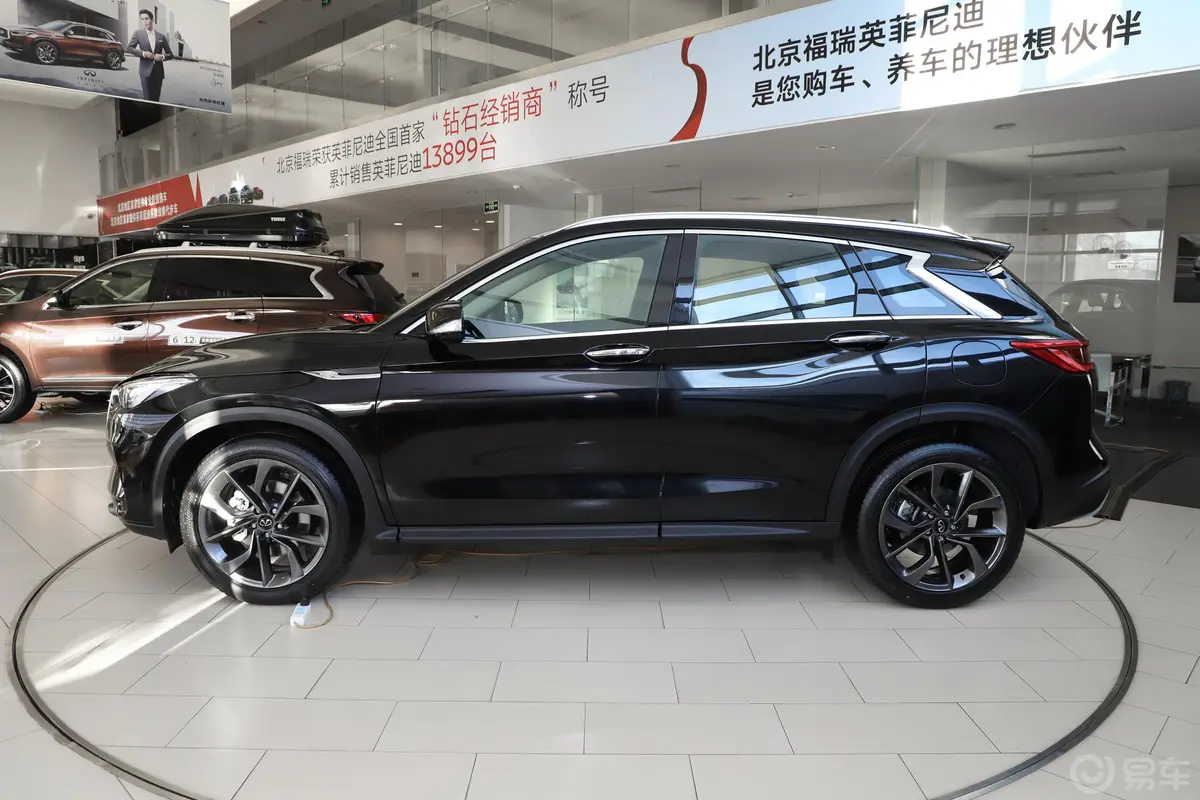 英菲尼迪QX502.0T 四驱 智能版正侧车头向左水平