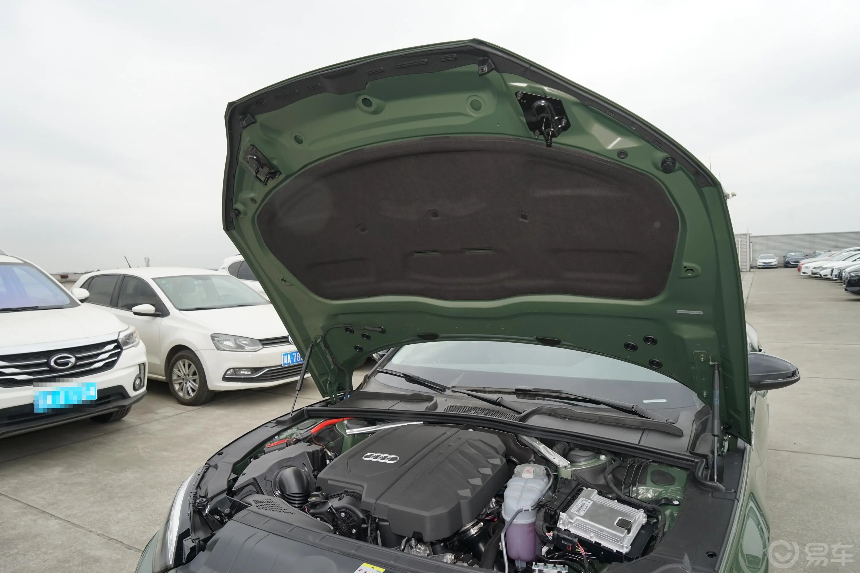 奥迪A5Sportback 40 TFSI quattro 豪华动感型发动机舱盖内侧