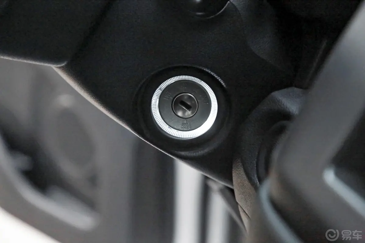 长安欧尚X70A改款 1.5L 手动 经典型钥匙孔或一键启动按键