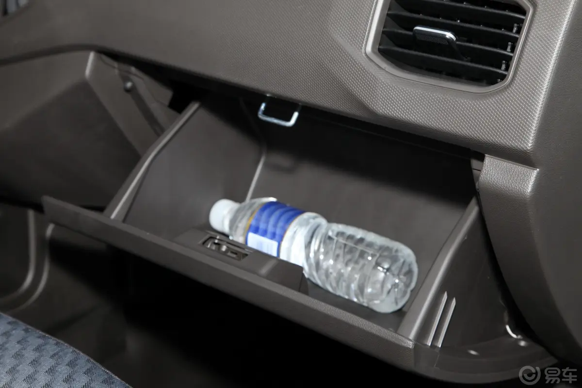 五菱荣光新卡汽车下乡版 1.5L 手动双排标准型手套箱空间水瓶横置