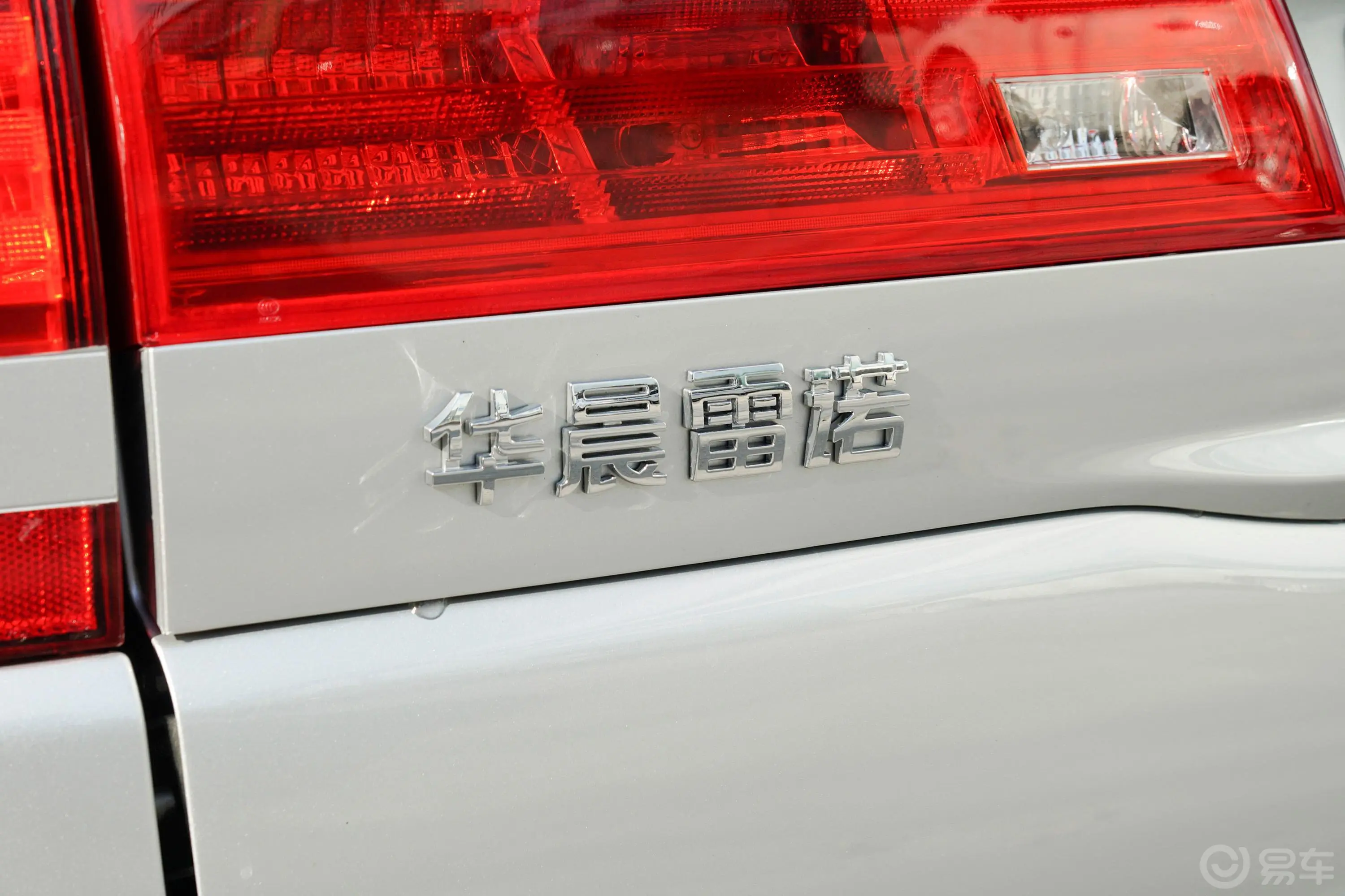 金杯海狮王商务王 2.0L 手动 标准顶 悦享型 9座外观