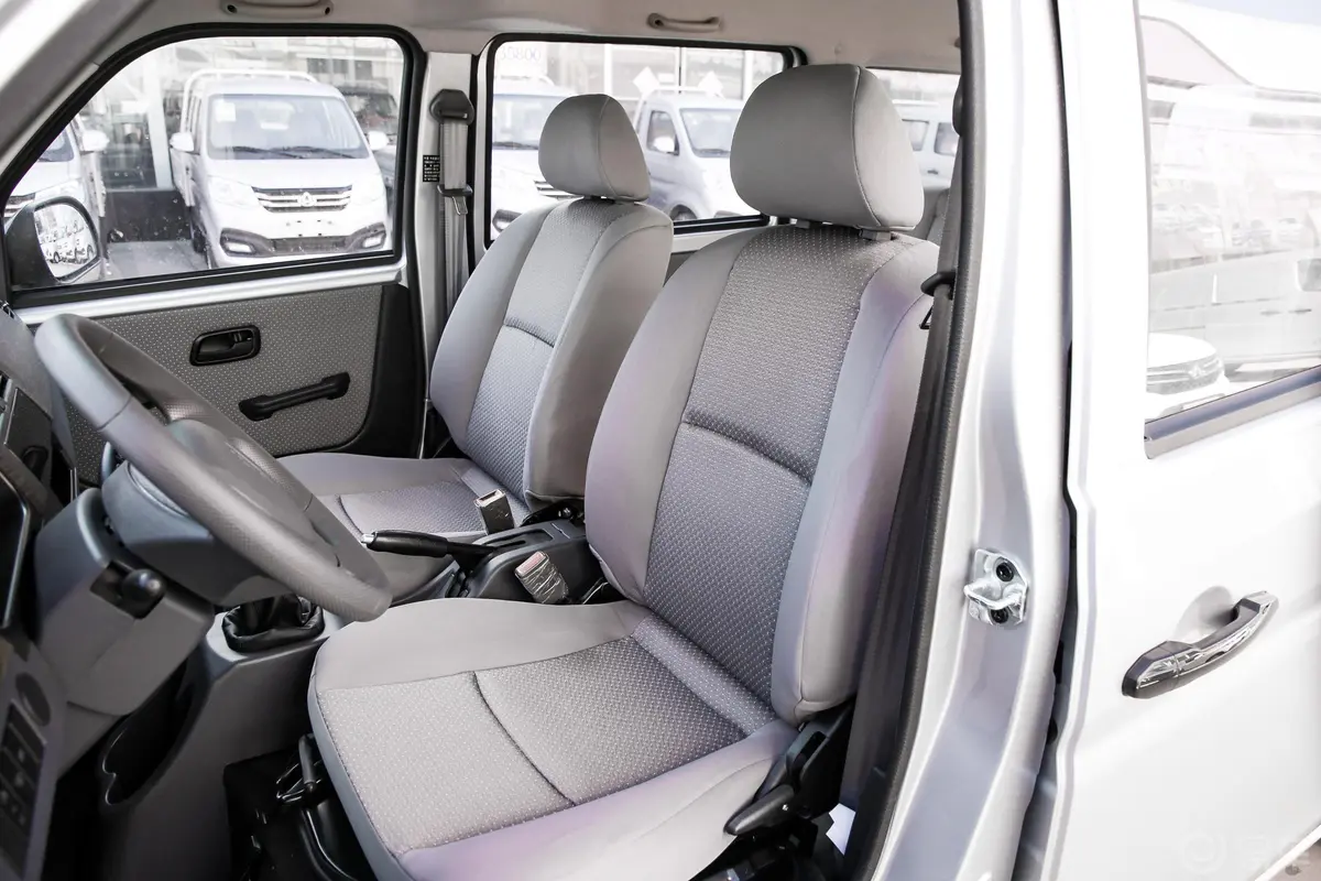 金杯小海狮X30客车 1.5L 手动 标准中央空调版 5/6/7座 国VI驾驶员座椅