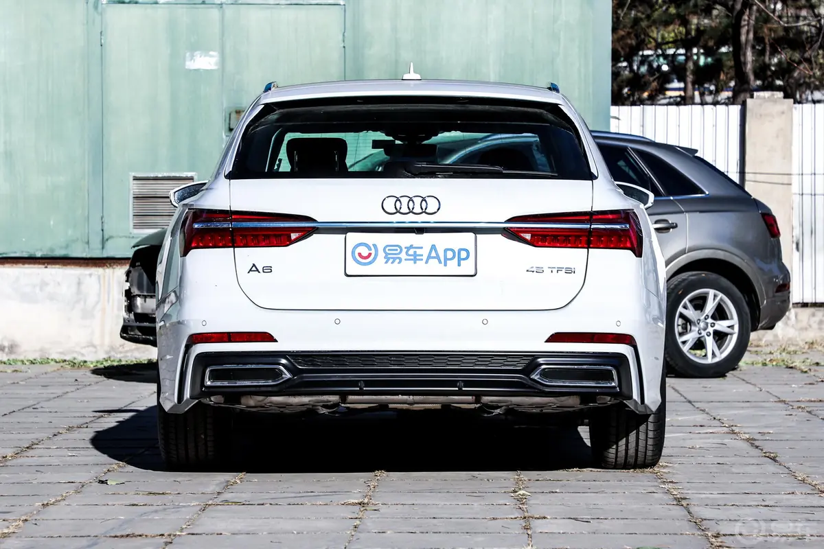 奥迪A6Avant 先锋派 45 TFSI 臻选动感型正后水平