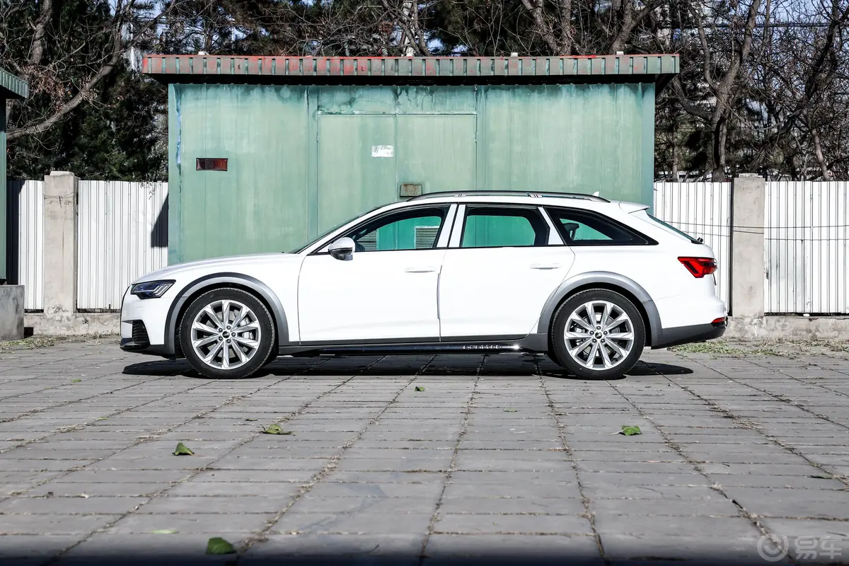 奥迪A6Allroad quattro 探索家 55 TFSI 尊享越野型正侧车头向左水平