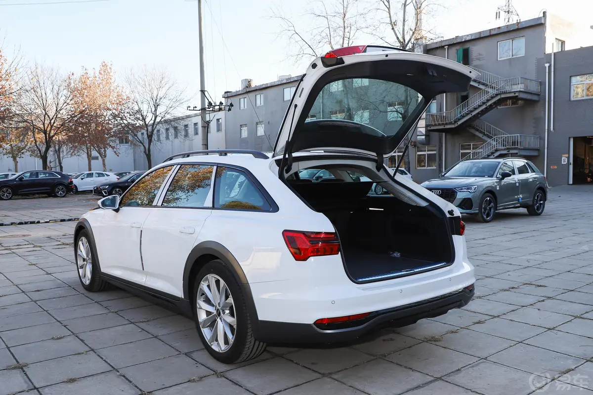 奥迪A6Allroad quattro 探索家 55 TFSI 尊享越野型空间