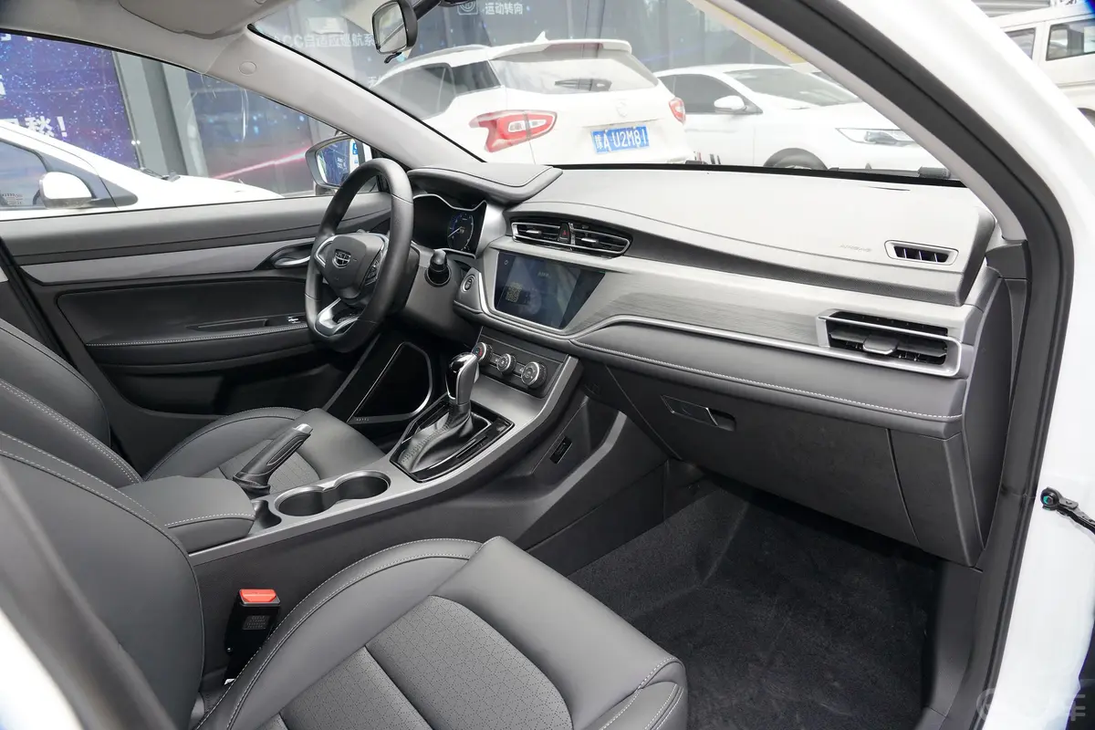 帝豪UP 1.5L CVT 舒适型内饰全景副驾方向