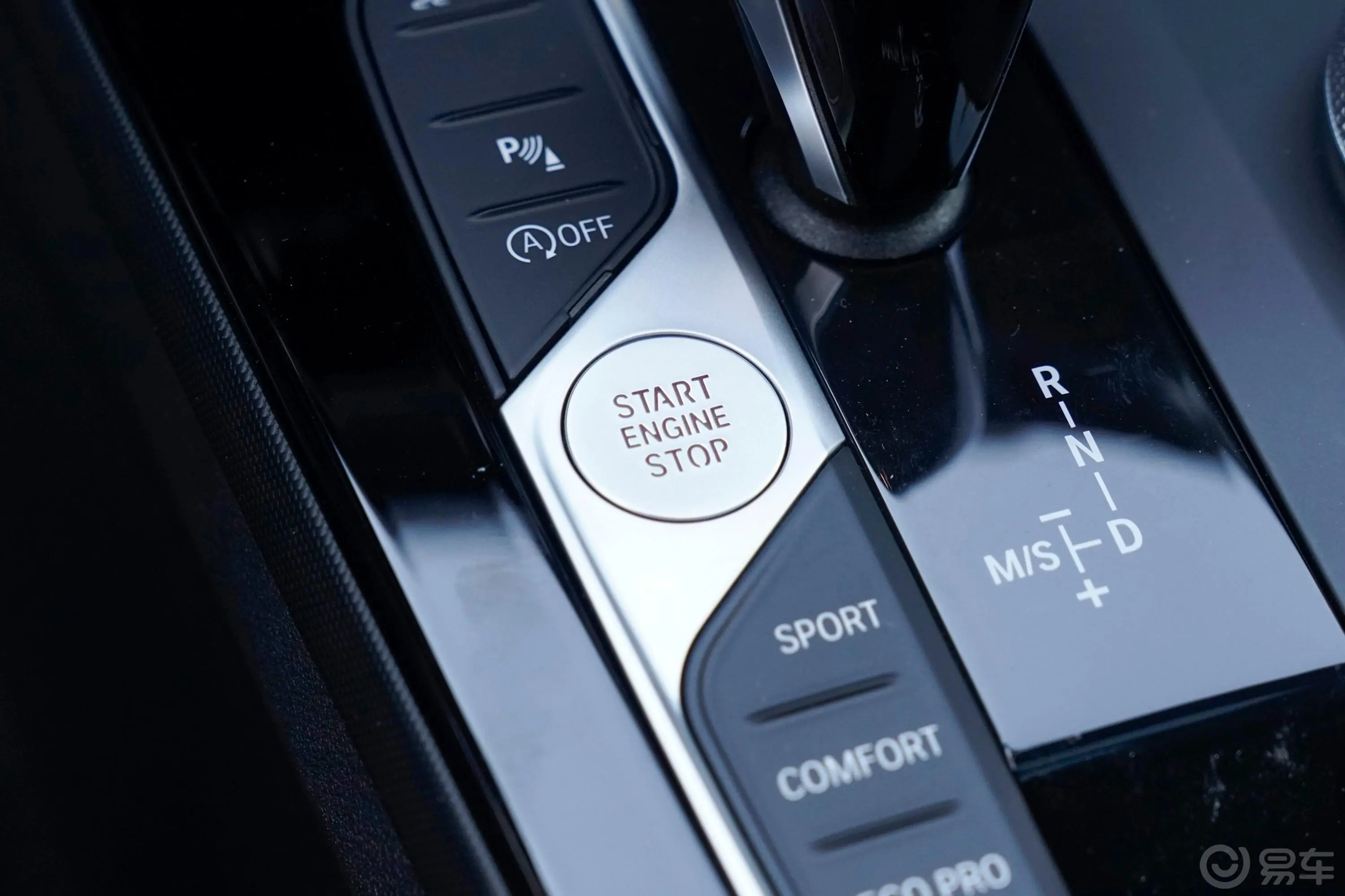 宝马2系四门轿跑车 225i M运动曜夜套装Pro钥匙孔或一键启动按键