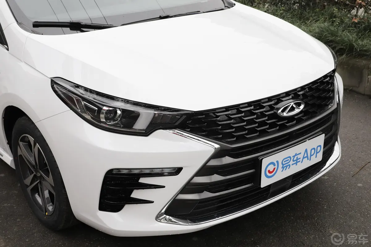 艾瑞泽5 PLUS小AI 1.5T CVT 享PLUS前格栅侧俯拍