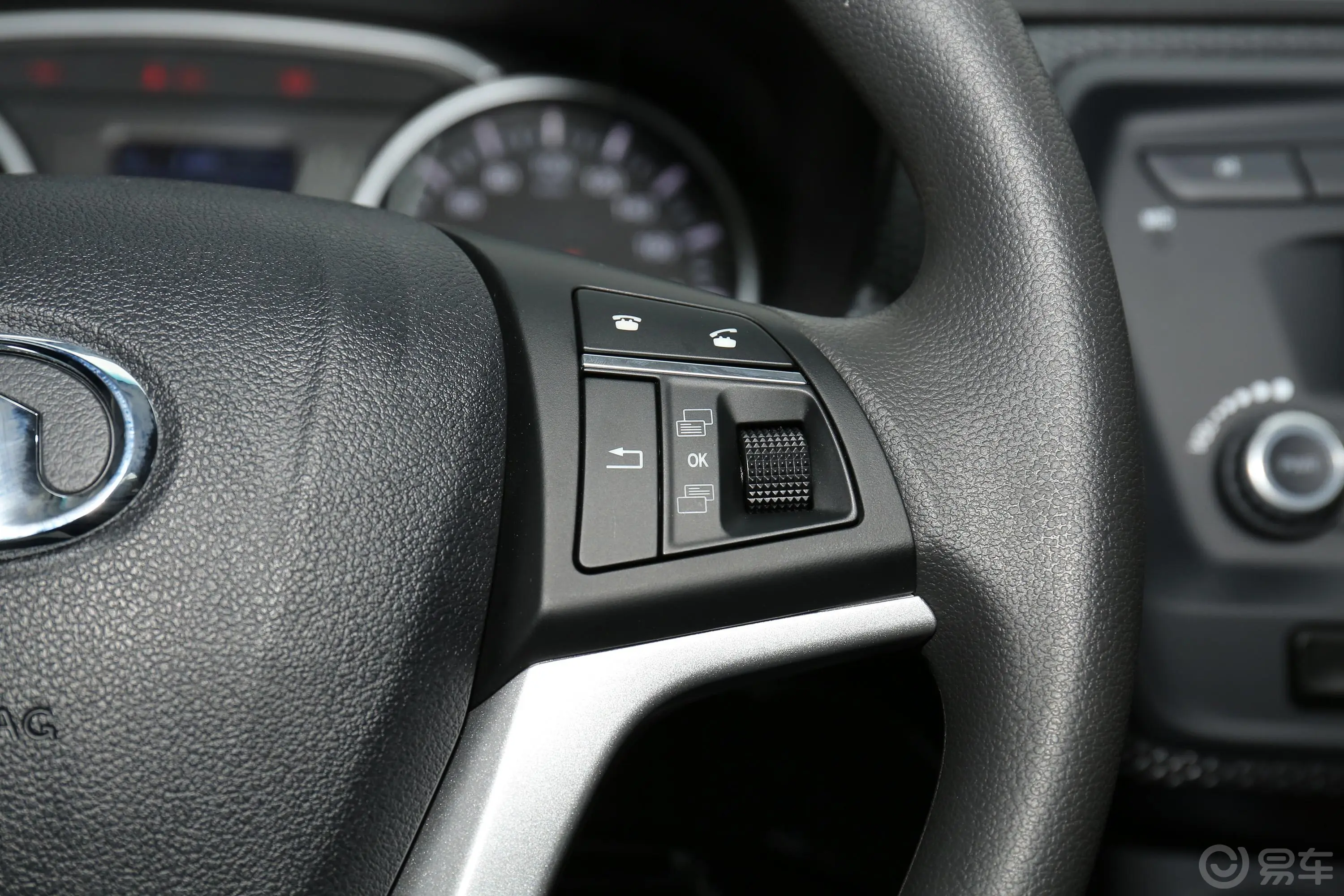 风骏52.4L 手动 大双 两驱 进取型 汽油右侧方向盘功能按键