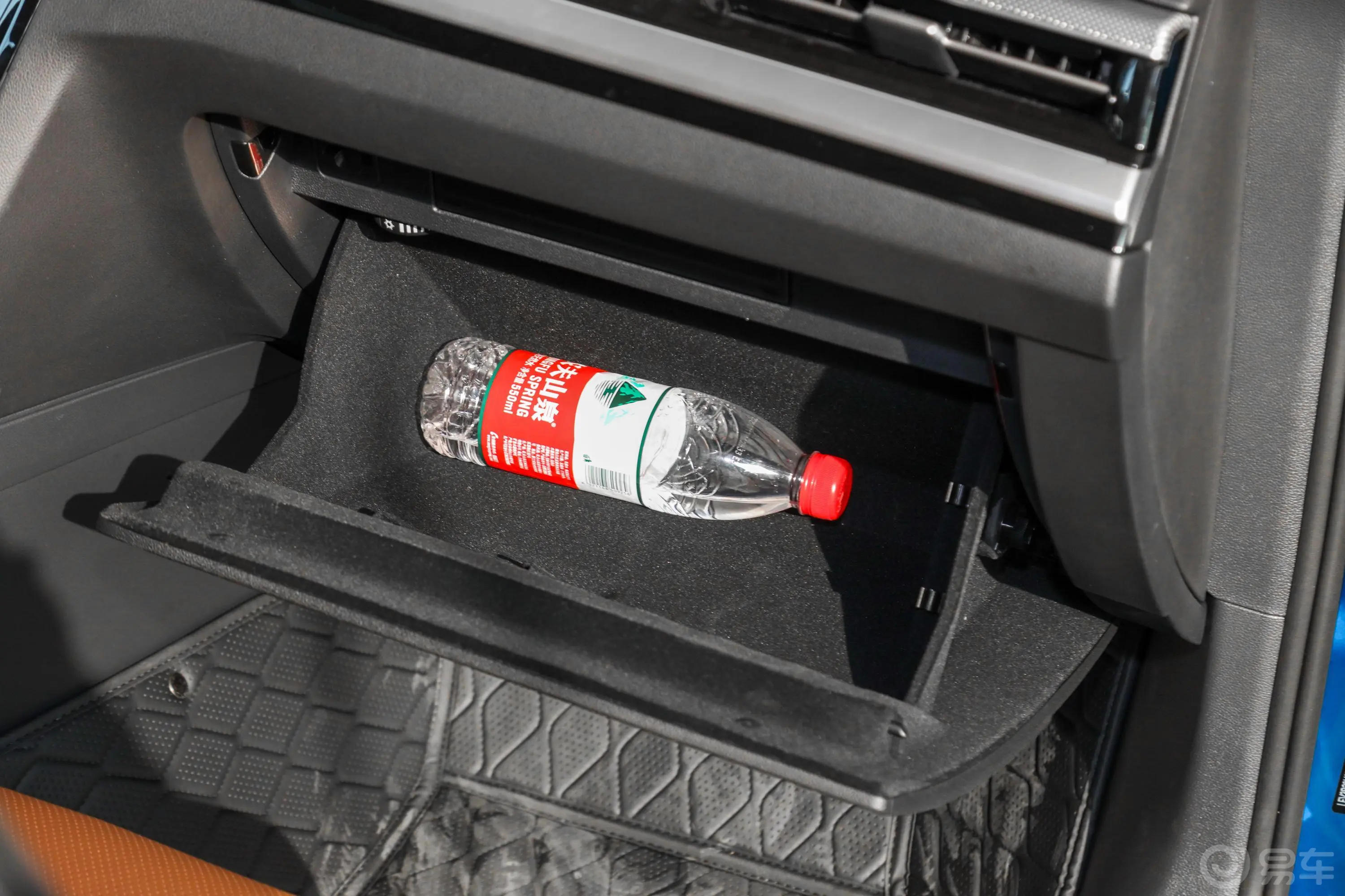 一汽-大众CC猎装车 380TSI 猎心版手套箱空间水瓶横置