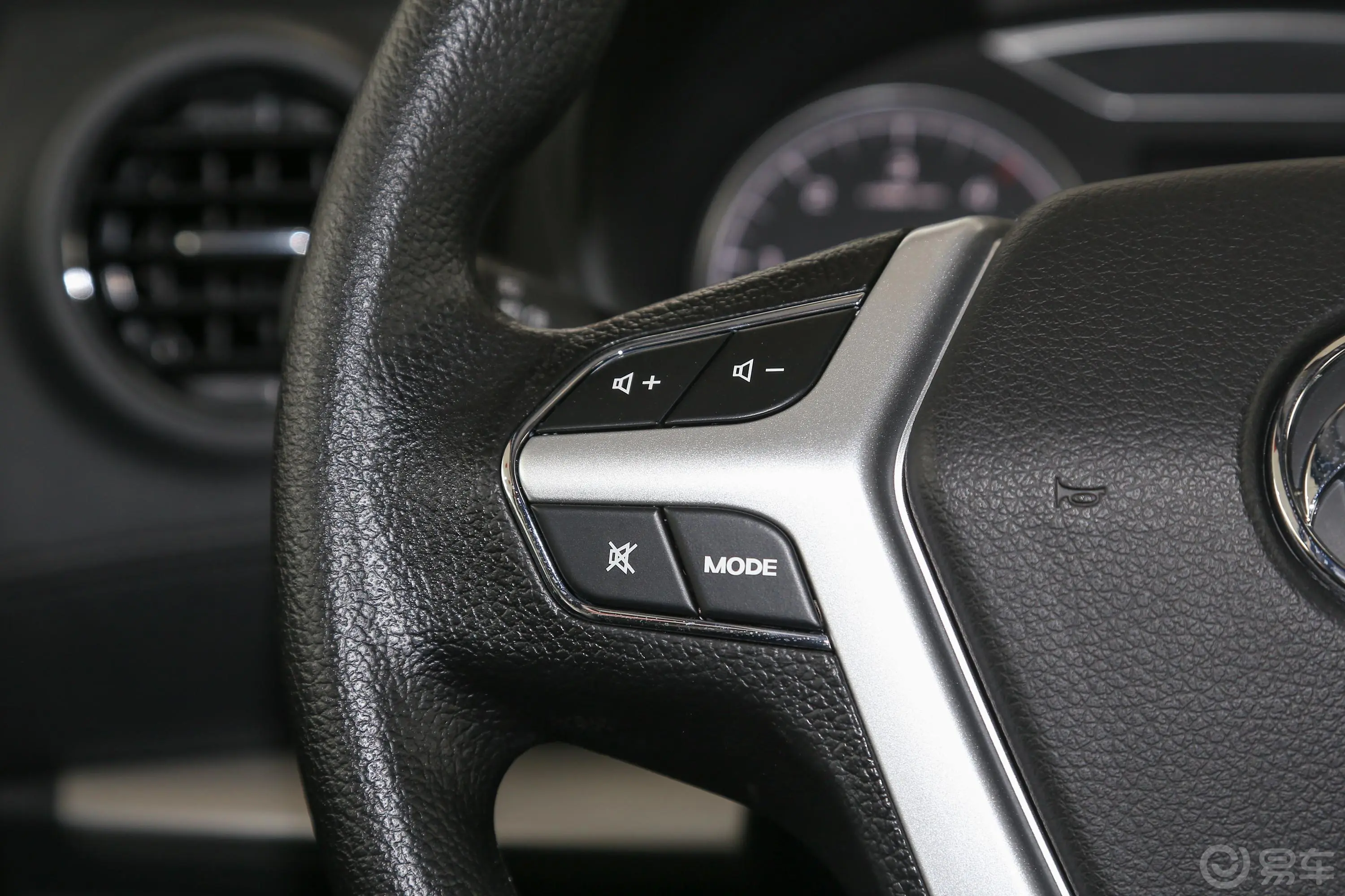 锐骐6都市版 2.3T 自动两驱豪华型 柴油左侧方向盘功能按键