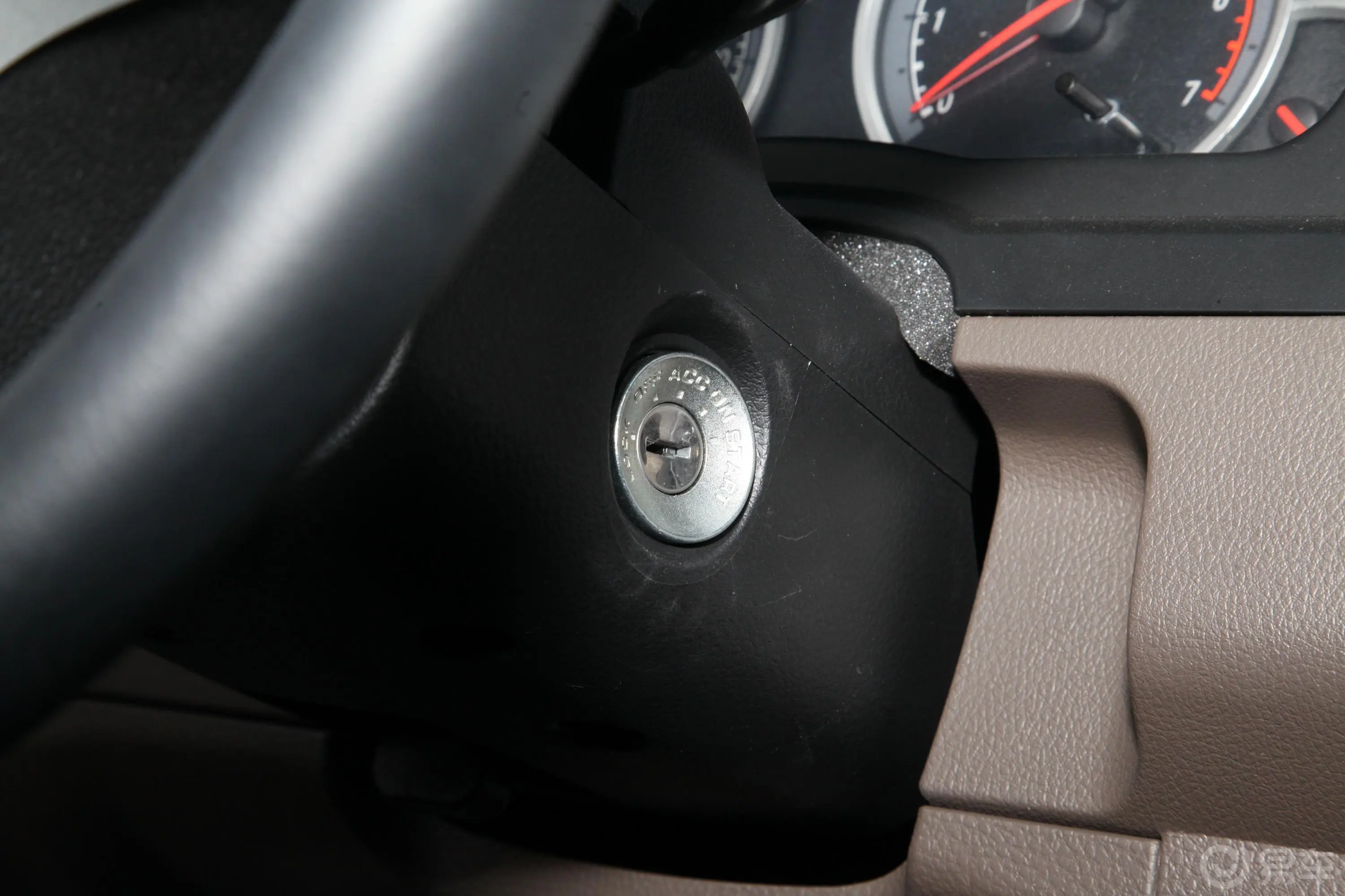 萨普标轴 1.5L 手动 两驱 舒适型 汽油钥匙孔或一键启动按键