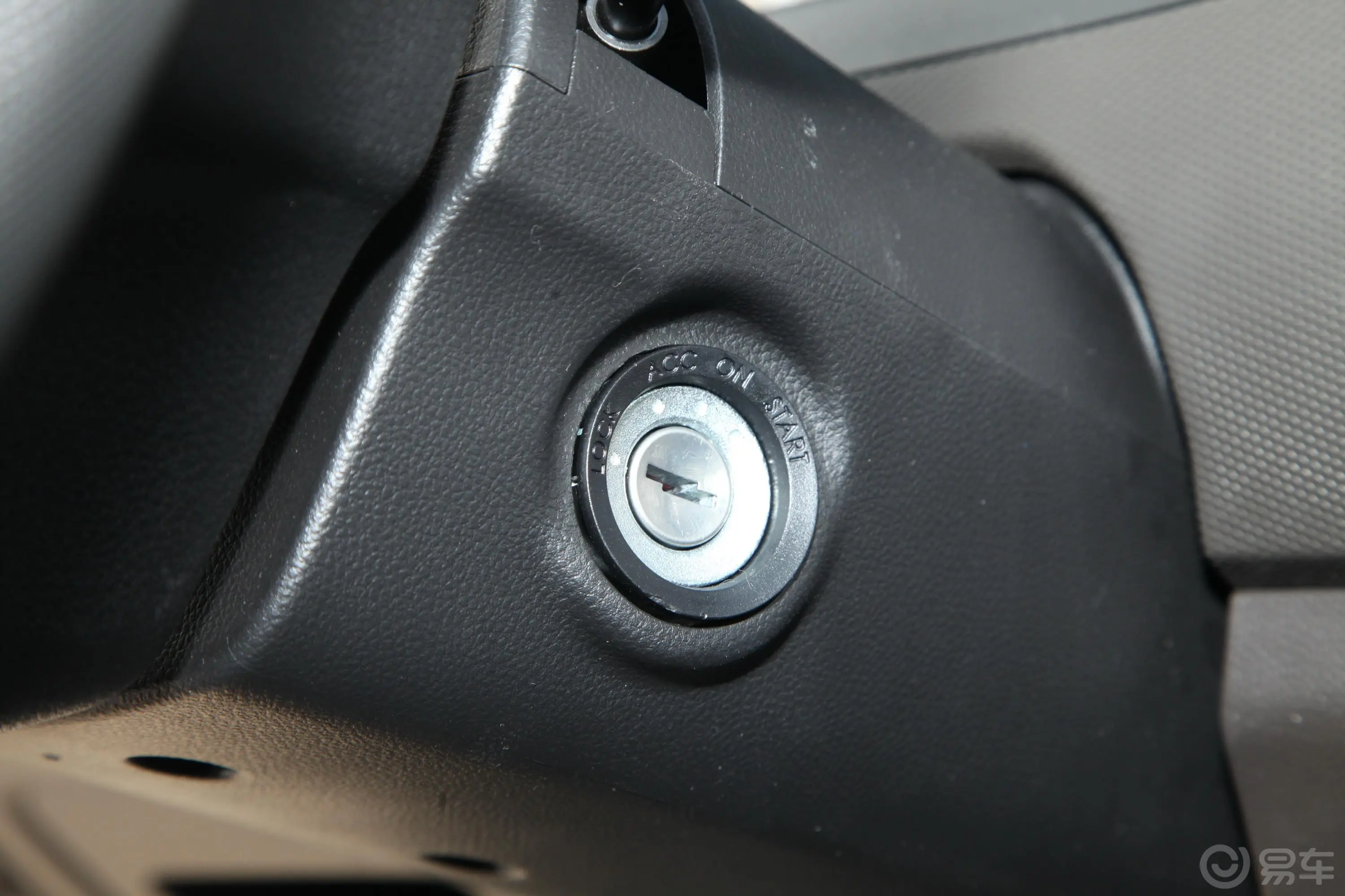 五菱荣光新卡汽车下乡版 1.5L 手动单排标准型钥匙孔或一键启动按键