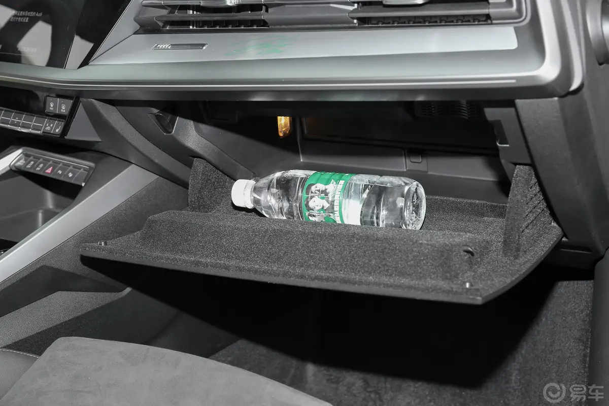 奥迪A3Sportback 35 TFSI 王一博联名限量款手套箱空间水瓶横置