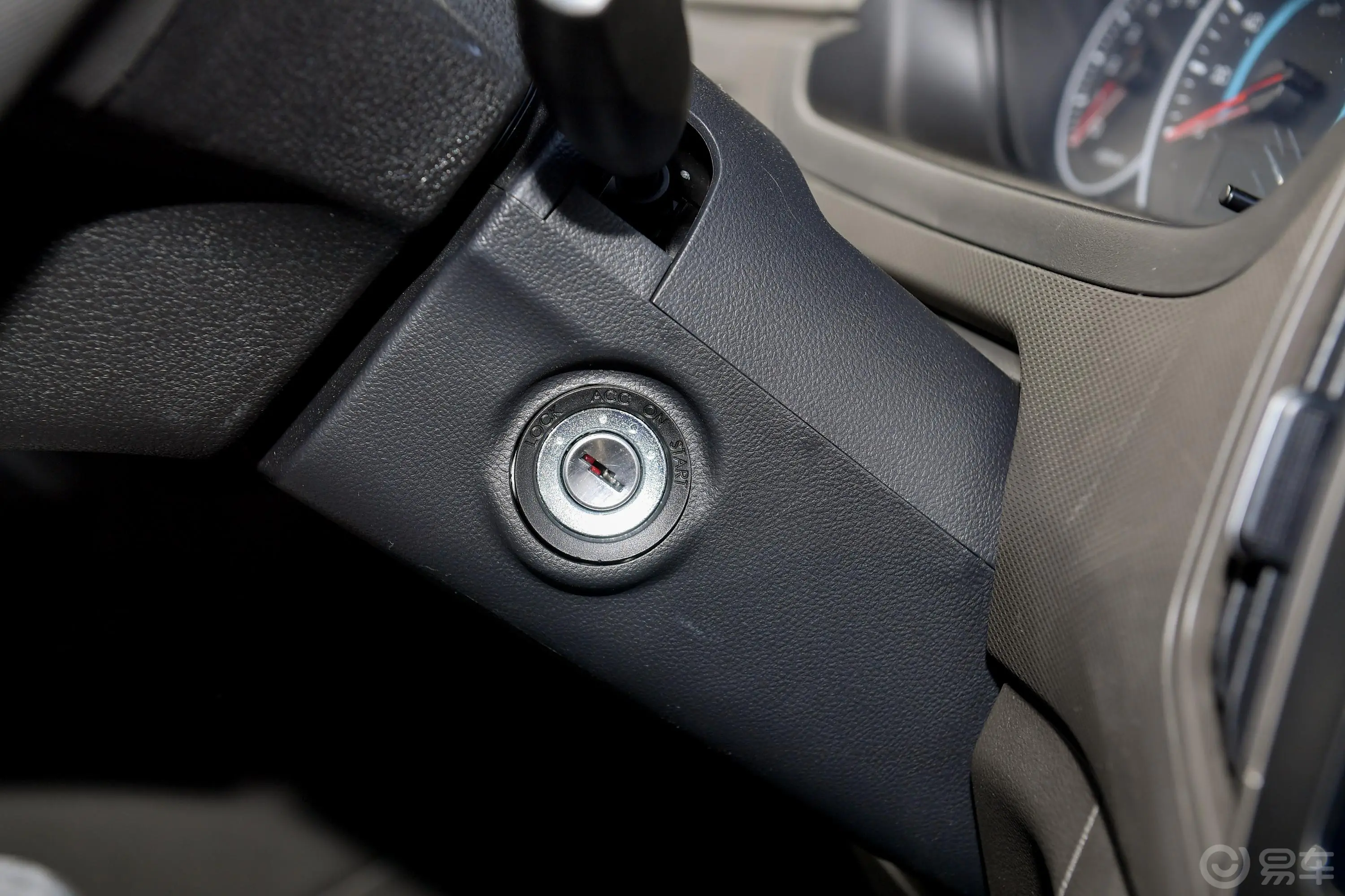 五菱荣光新卡汽车下乡版 1.5L 手动双排基本型钥匙孔或一键启动按键