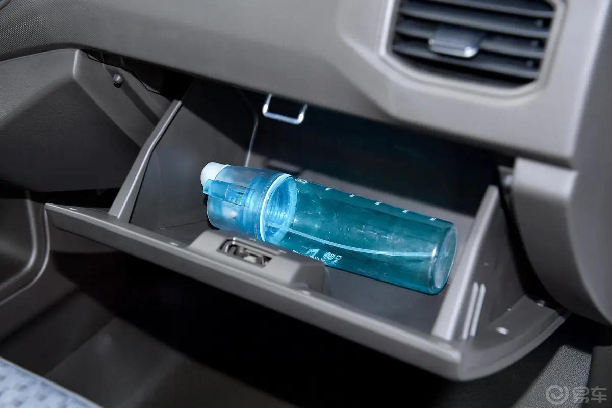 五菱荣光新卡汽车下乡版 1.5L 手动双排基本型手套箱空间水瓶横置