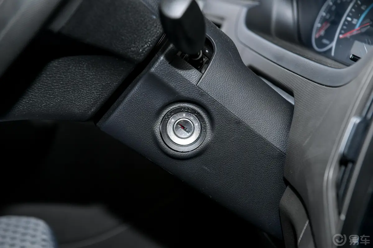 五菱荣光新卡汽车下乡版 1.8L 手动双排基本型钥匙孔或一键启动按键